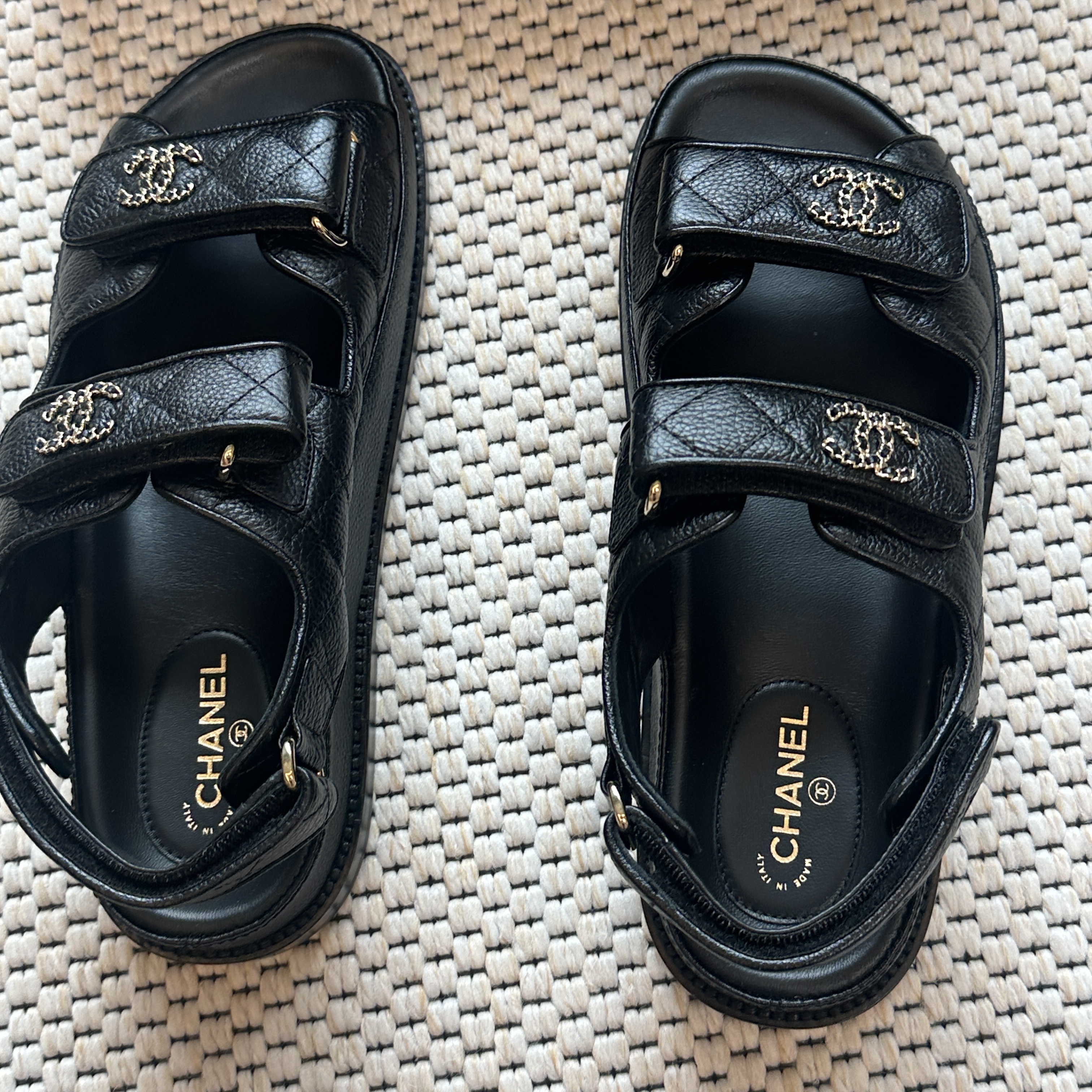 (W) Chanel Sandals Grained Calfskin & Black 착용 스타일