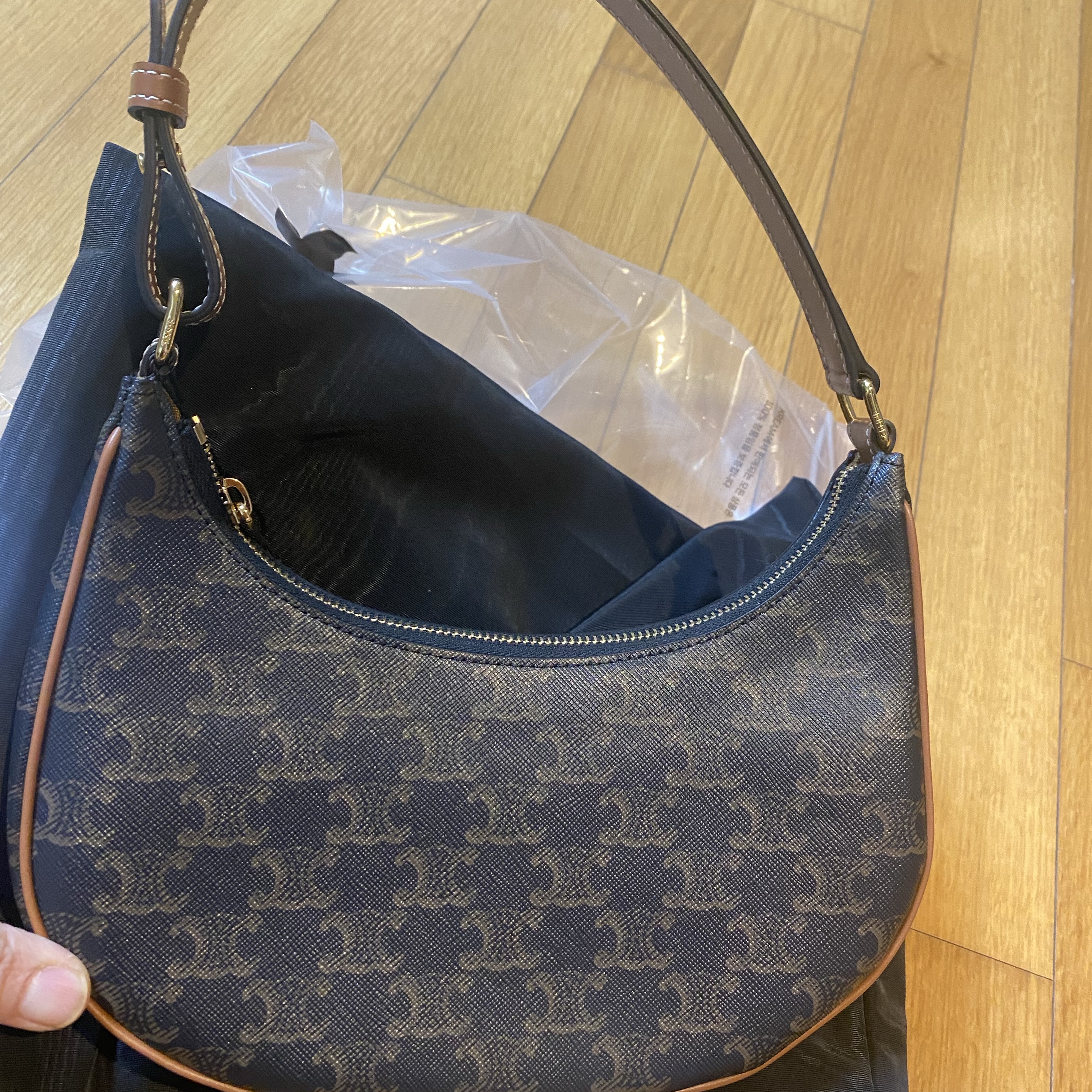 Celine Ava Bag in Triomphe Canvas and Calfskin Tan 착용 스타일
