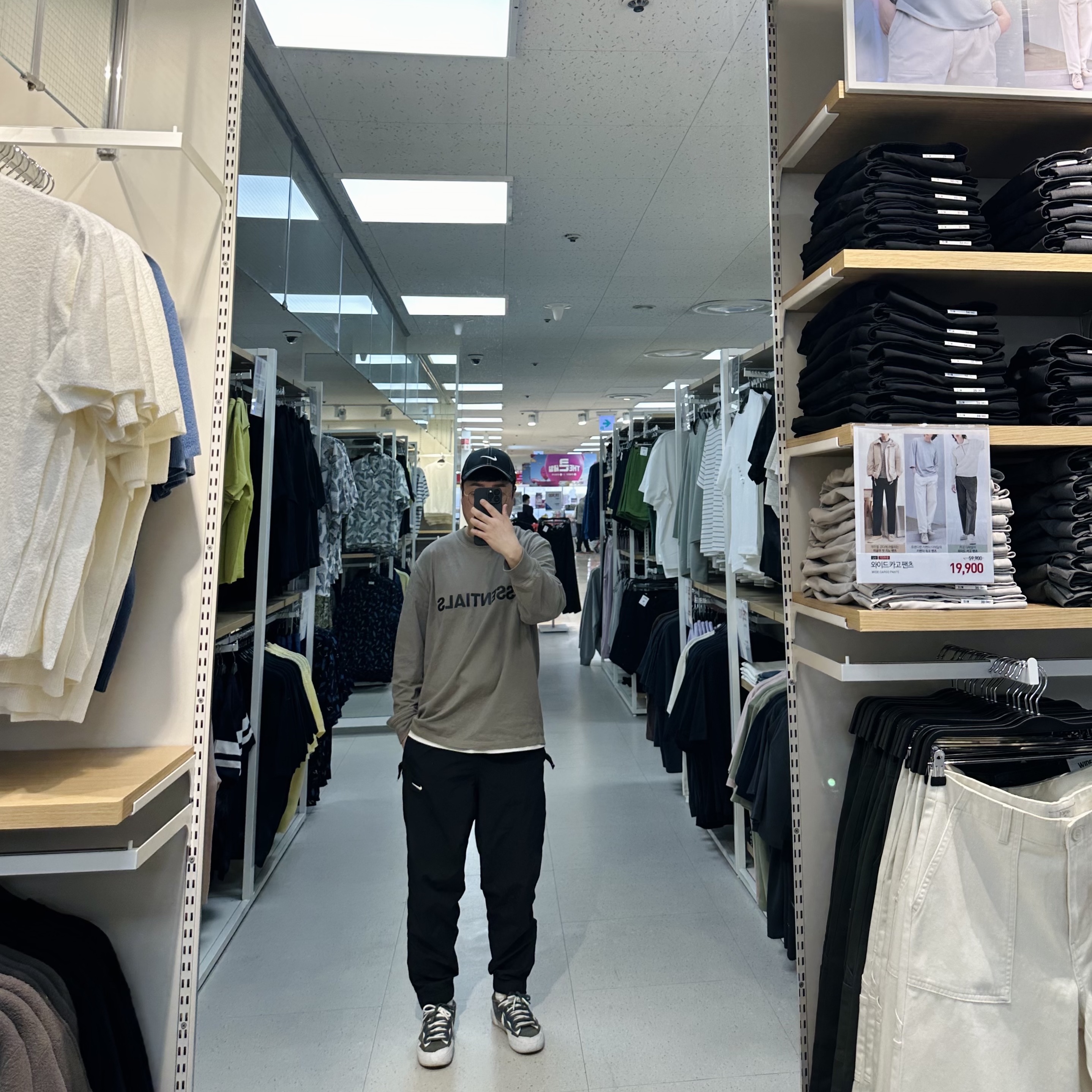 Essentials 3D Silicon Applique Boxy Long Sleeve T-Shirt Cement - 20FW, Nike NRG Solo Swoosh Woven Track Pants Black White - Asia 착용 스타일