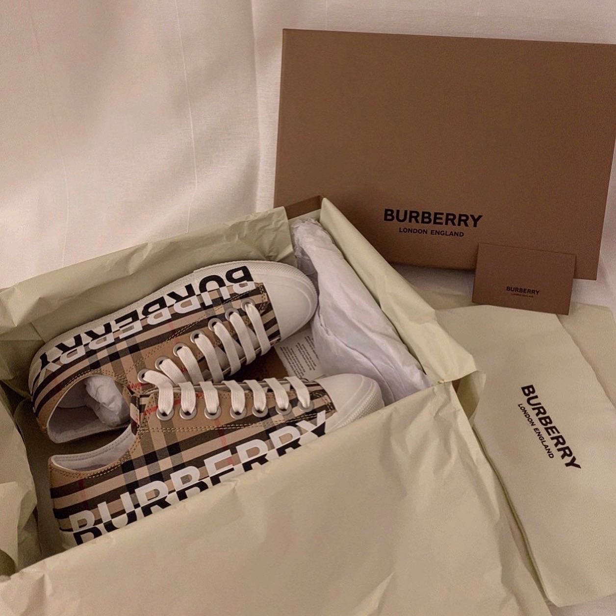 Burberry Logo Print Vintage Check Cotton Sneakers Archive Beige 착용 스타일 - 1