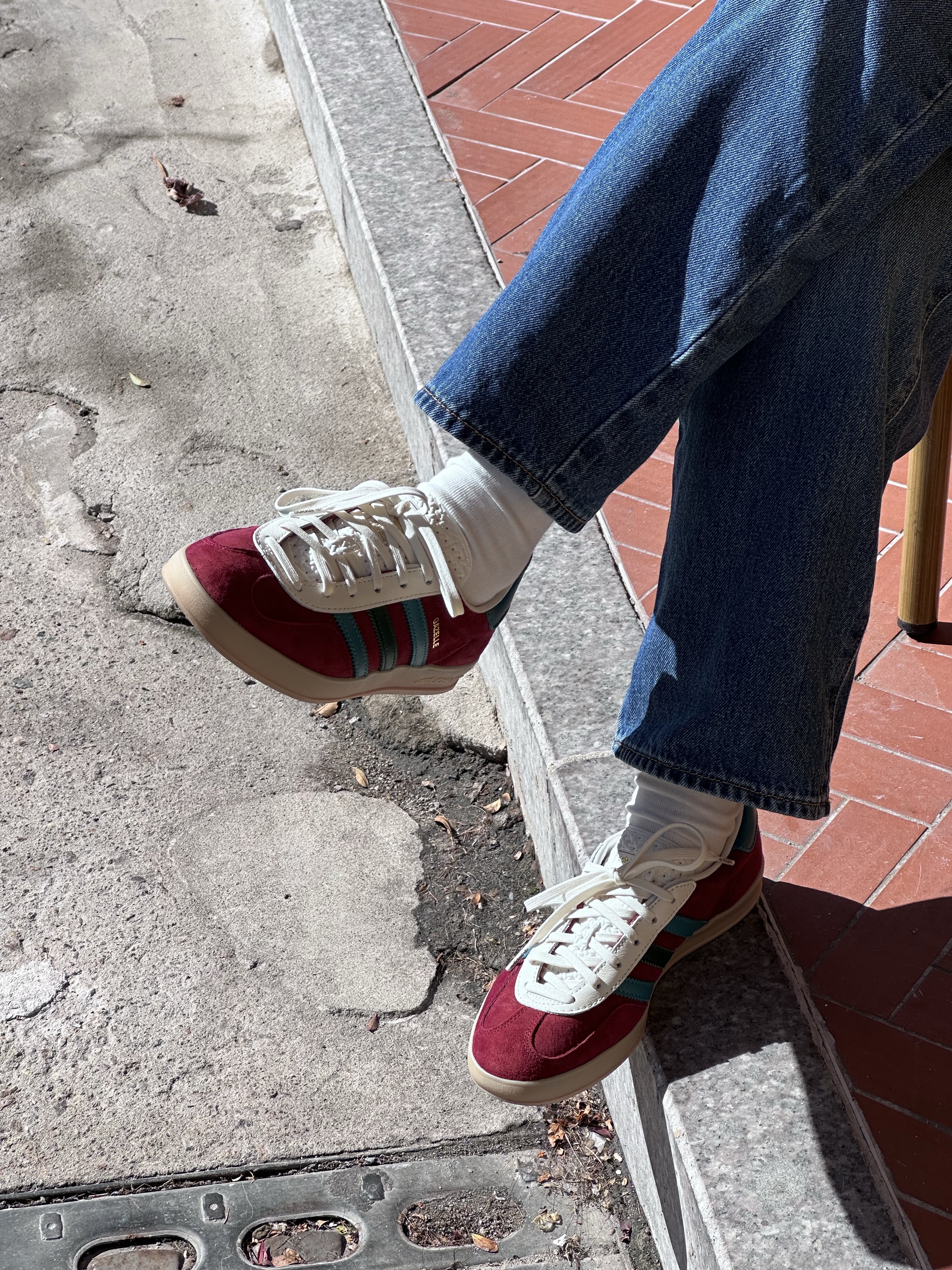 Adidas Gazelle Indoor Collegiate Burgundy Arctic Fuchsia 착용 스타일 - 3