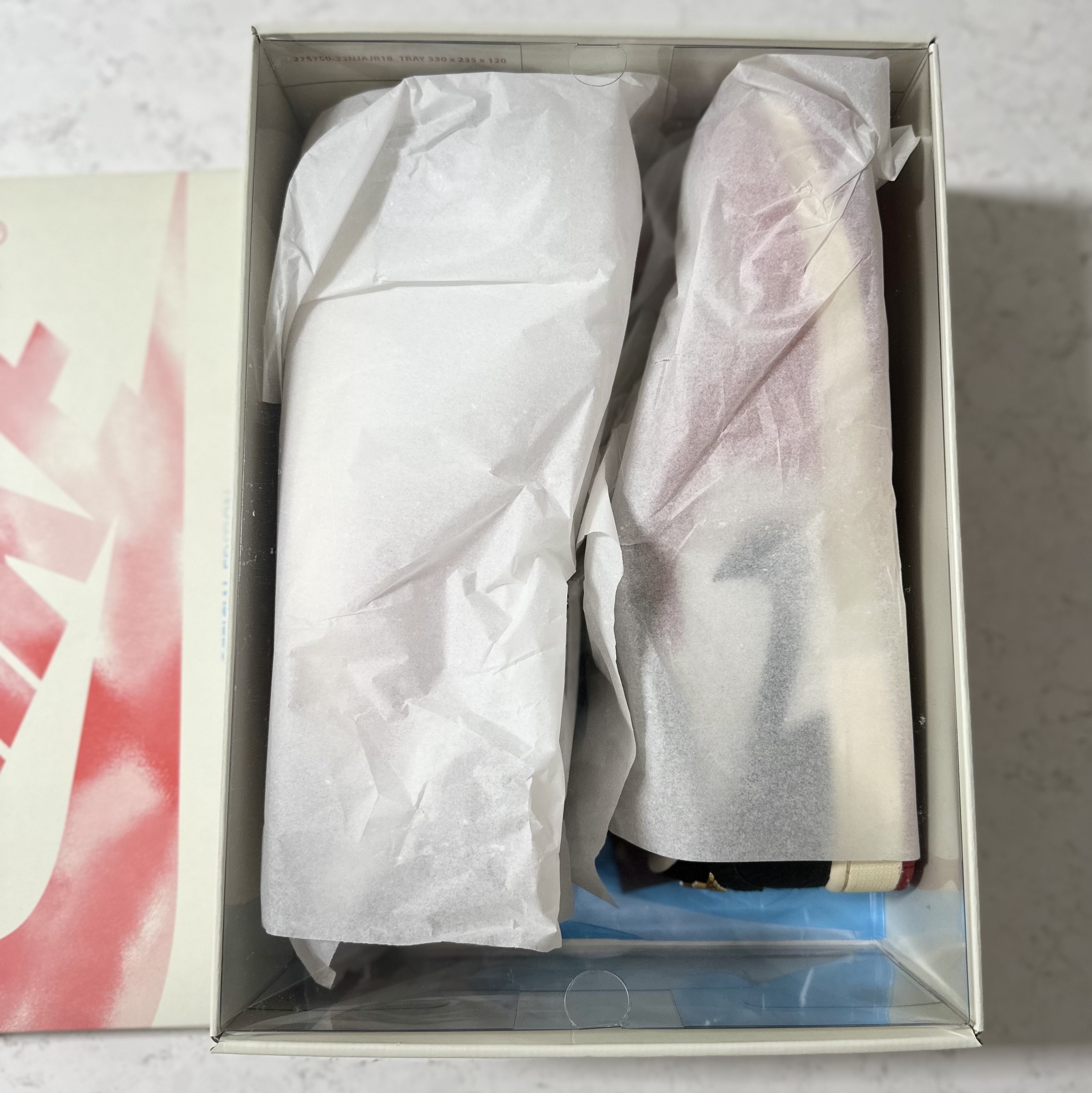 Jordan 1 x Trophy Room Retro Low OG SP Sail Varsity Red 착용 스타일 - 2