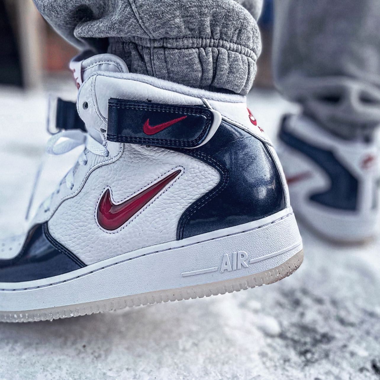 Nike Air Force 1 Mid QS University Red and Midnight Navy 착용 스타일 - 3