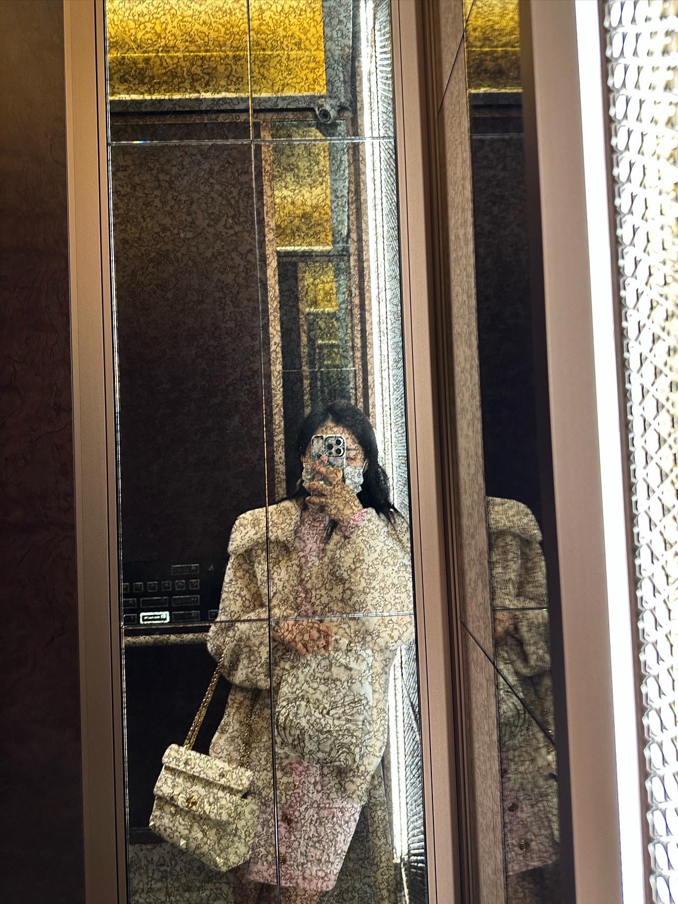 Valentino Medium Roman Nappa Stud The Shoulder Bag with Chain and Enameled Studs Ivory, (W) Valentino One Stud Low-Top Nappa Sneakers White Platinum 착용 스타일 - 4