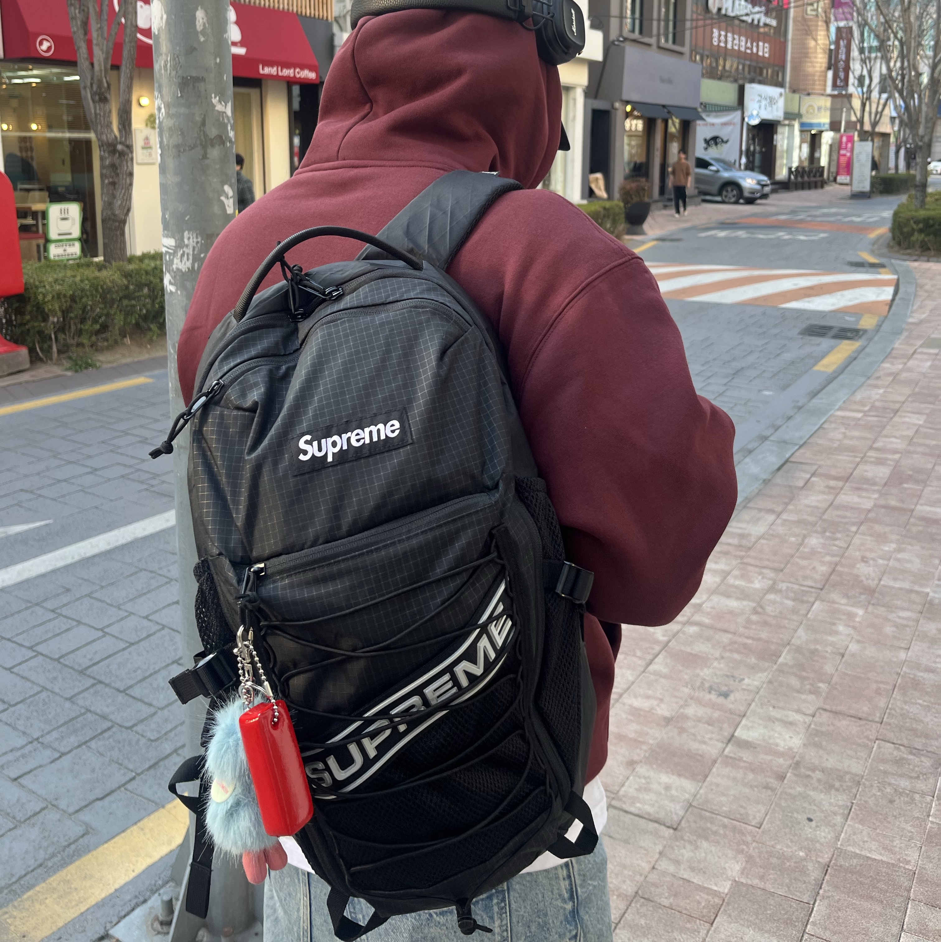 Supreme Backpack Black - 23FW, Supreme Floating Keychain Red - 23FW 착용 스타일
