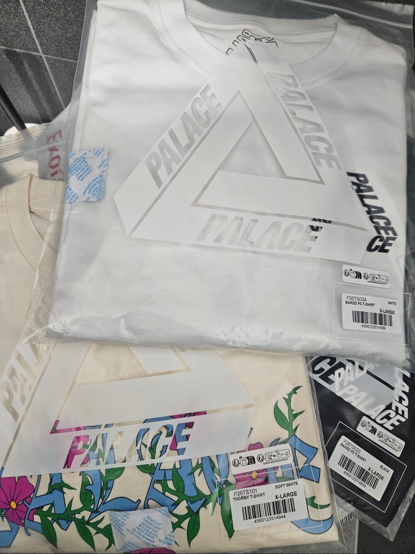 Palace Baked P-3 T-Shirt White - 24SS 착용 스타일