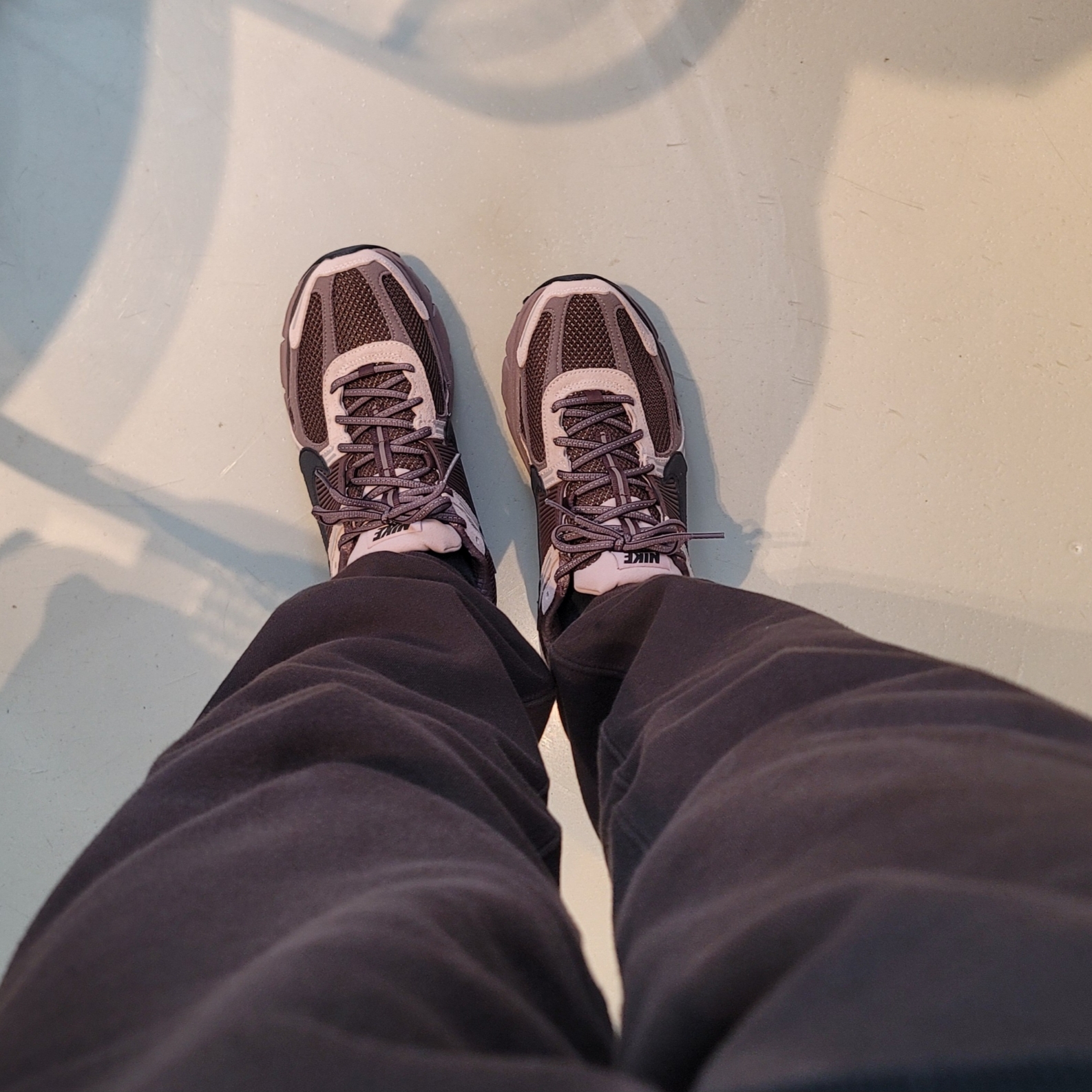 (W) Nike Zoom Vomero 5 Pink Oxford and Plum Eclipse 착용 스타일