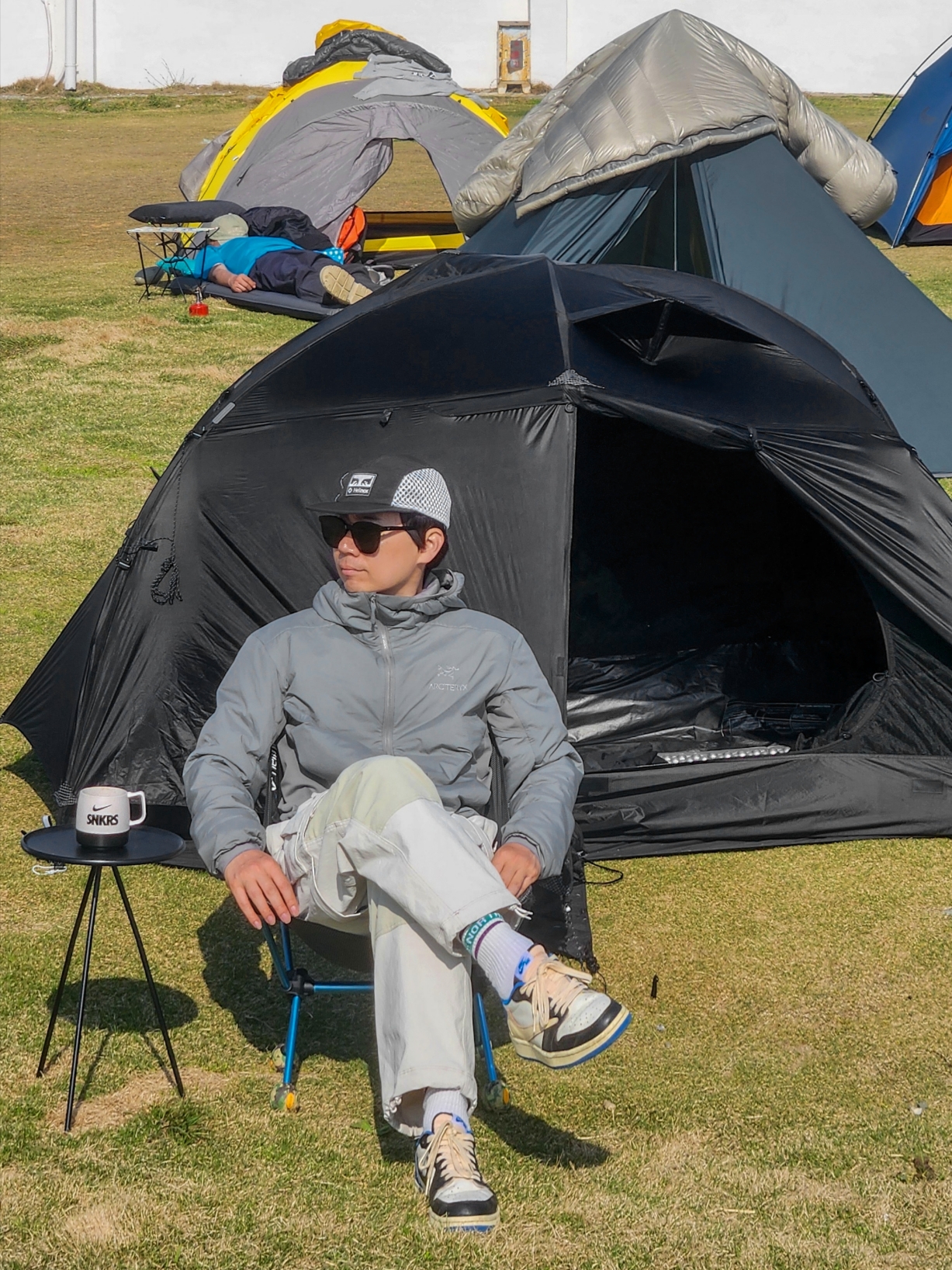 Helinox x Nike SNKRS Lounge Souvenir Dinex Mug Black White, Arc'teryx Atom LT Hoody Void 착용 스타일