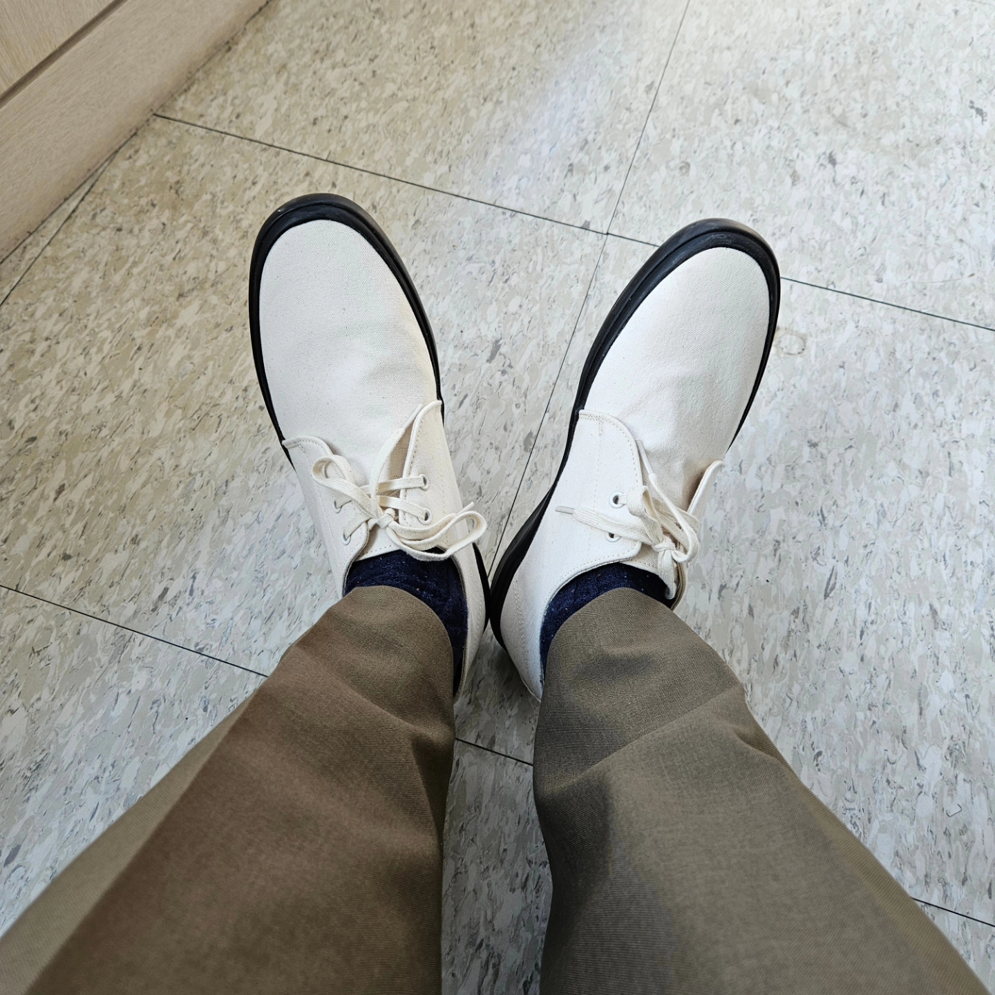 Uniqlo x Marni Wide Fit Pleated Trousers Olive 착용 스타일 - 5