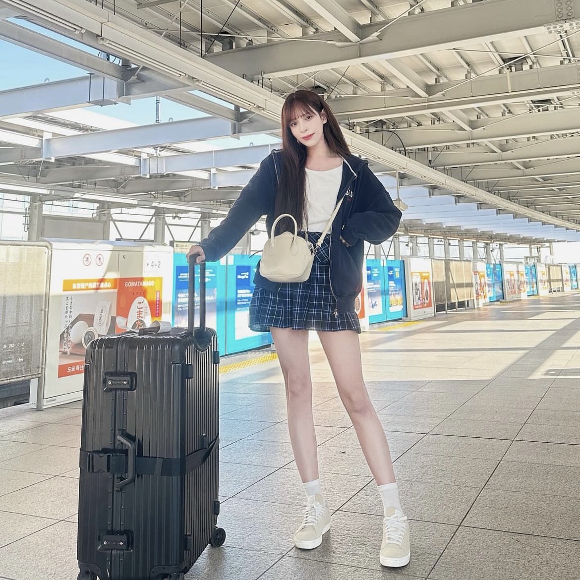 Nieeh Women Square Bag Mini Cream, Nieeh Women Square Bag Mini Black 착용 스타일