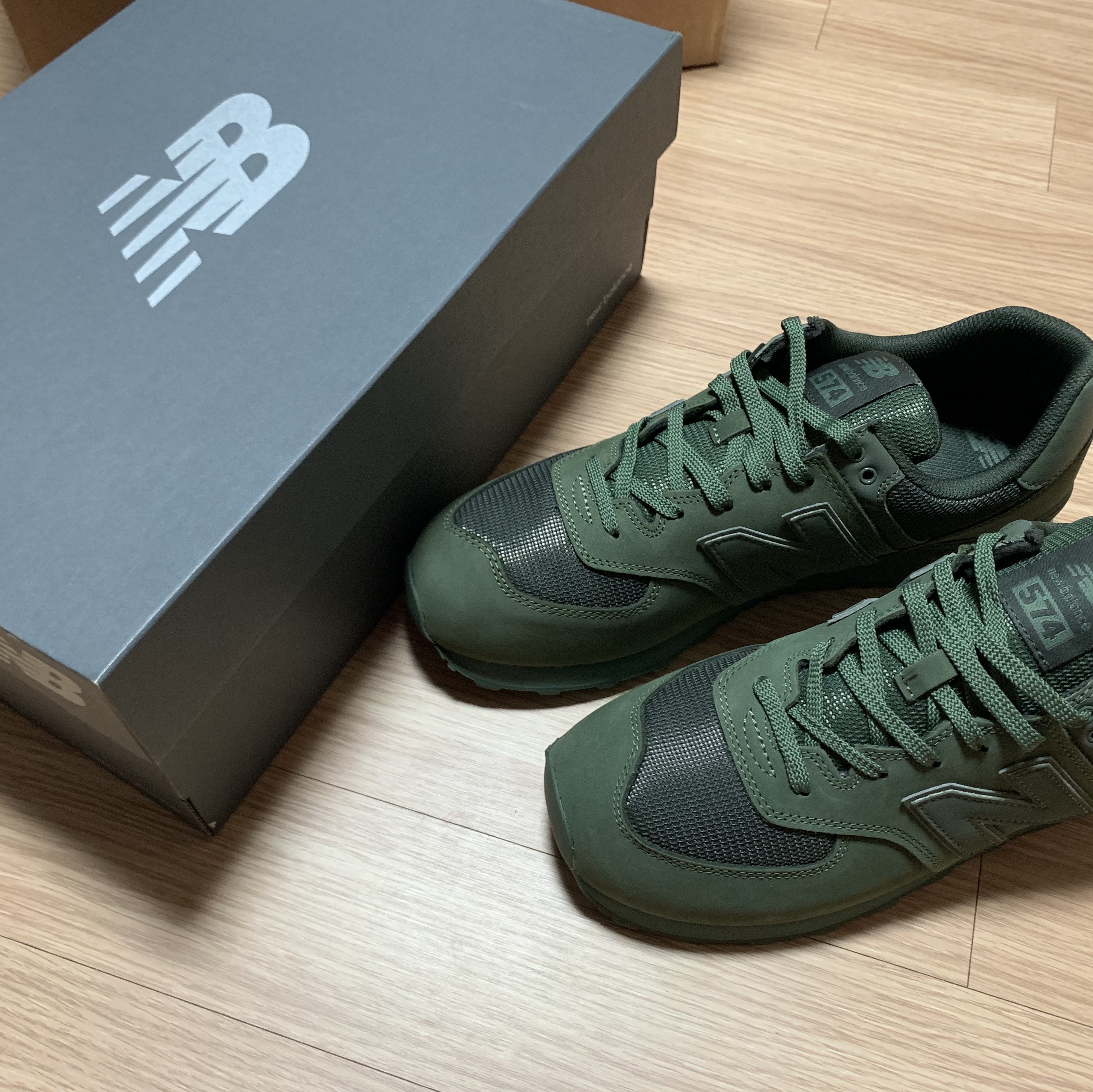 New Balance 574 Mono Green Norway Spruce 착용 스타일