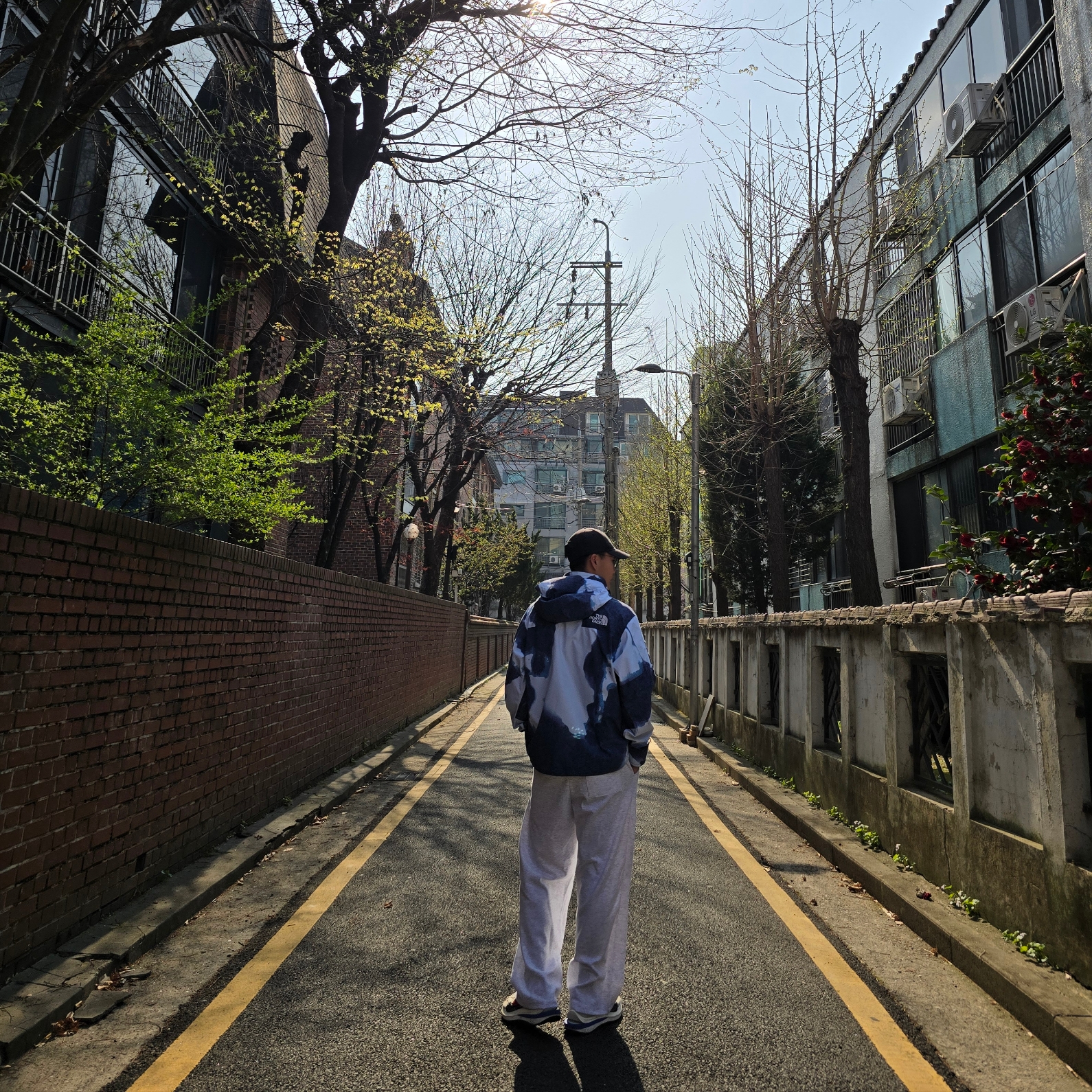 Supreme x The North Face Bleached Denim Print Mountain Jacket Indigo - 21FW, Nike x Sacai VaporWaffle Royal Fuchsia 착용 스타일 - 2