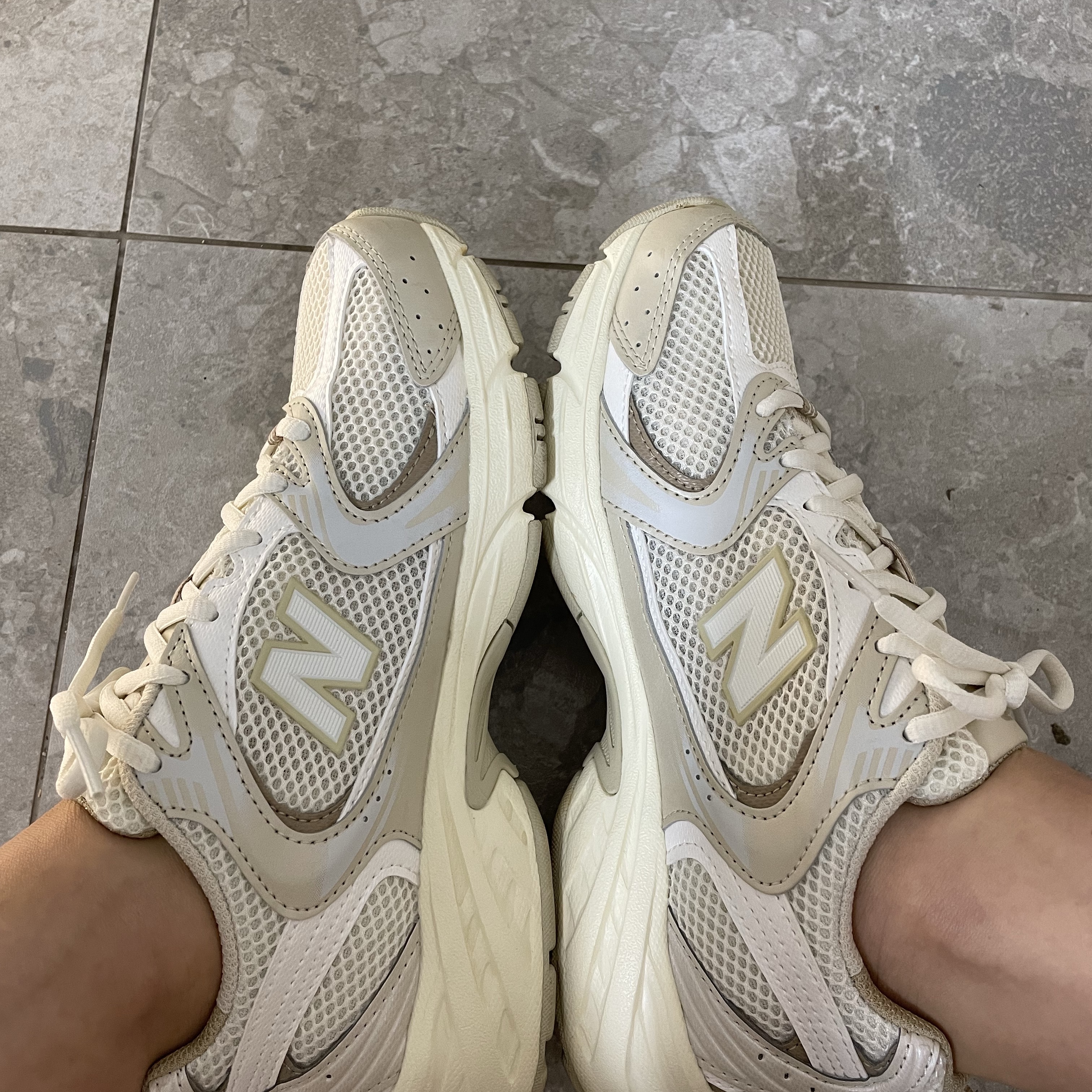New Balance 530 Beige Angora 착용 스타일 - 3