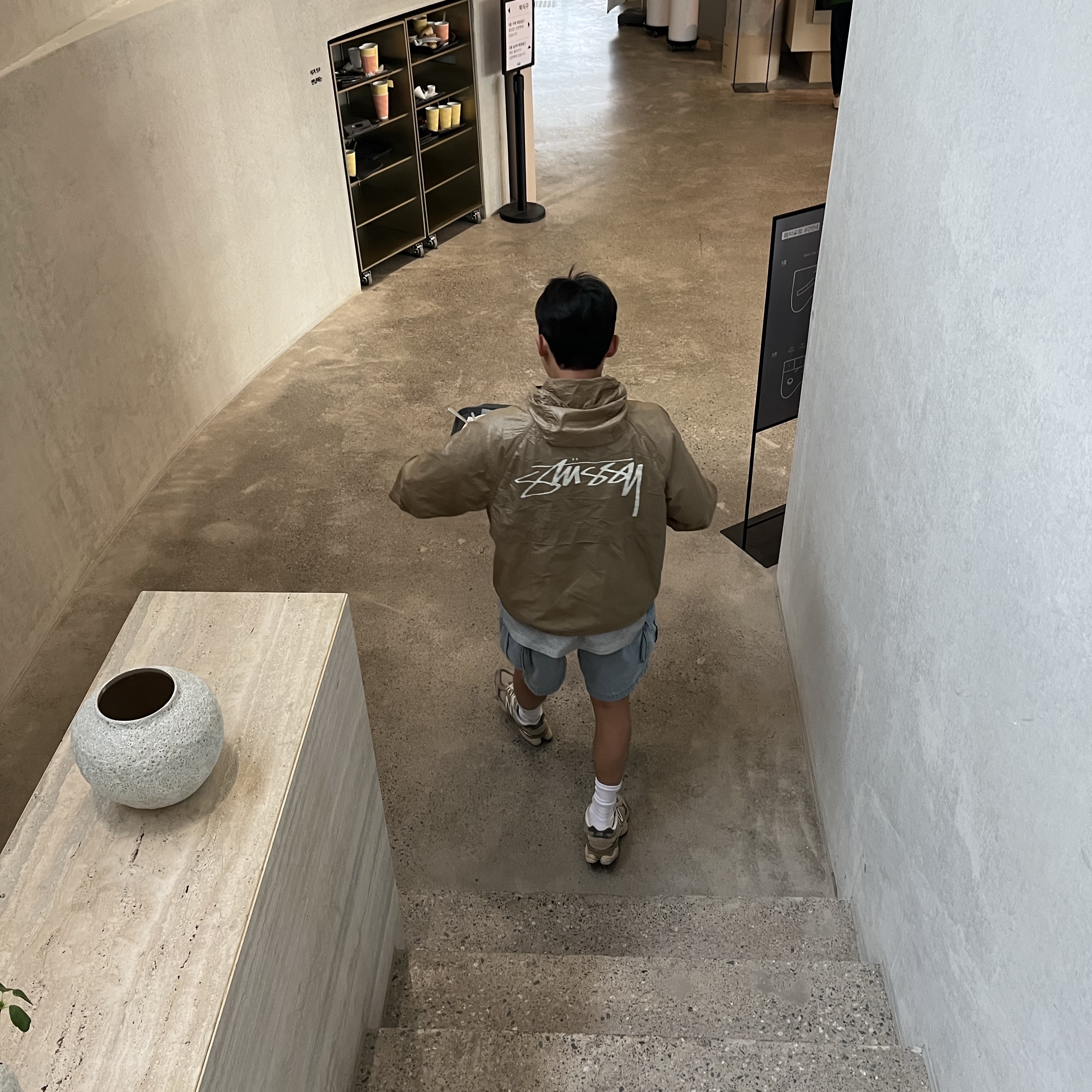 Stussy Beach Shell Wrinkled Nylon Jacket Brown, New Balance 9060 Driftwood Mindful Grey 착용 스타일 - 1