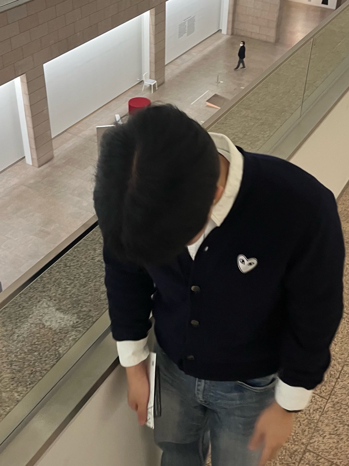 Play Comme des Garcons White Heart Knit Cardigan Navy 착용 스타일 - 1