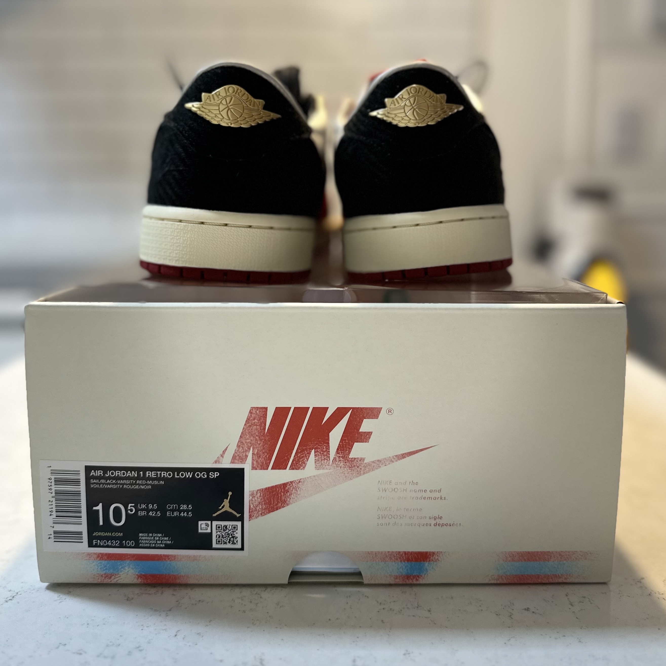 Jordan 1 x Trophy Room Retro Low OG SP Sail Varsity Red 착용 스타일 - 5