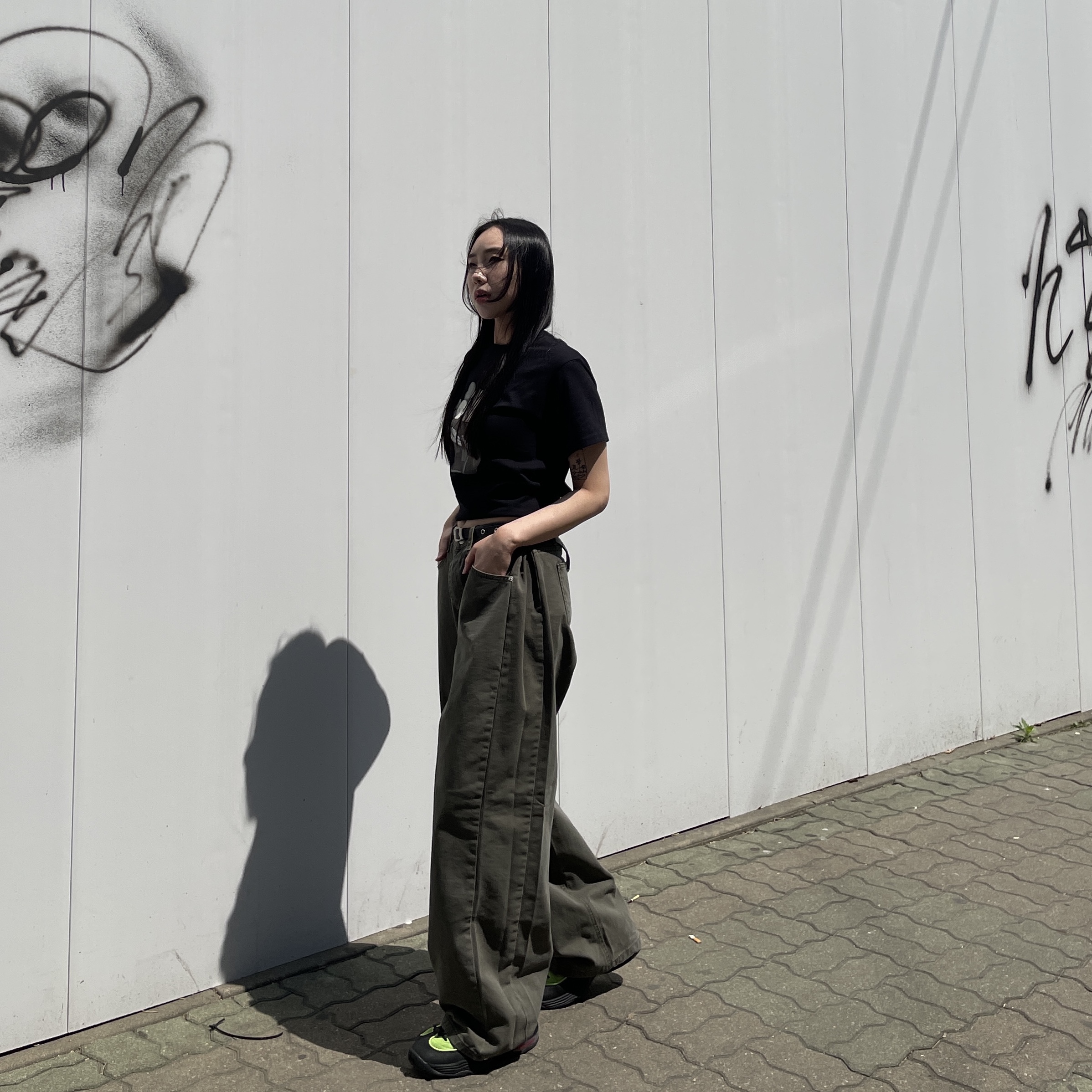 Nike x Stussy Air Penny II Vivid Green and Black, Uniqlo UT x Kaws Short Sleeve Graphic T-Shirt Black 착용 스타일 - 1