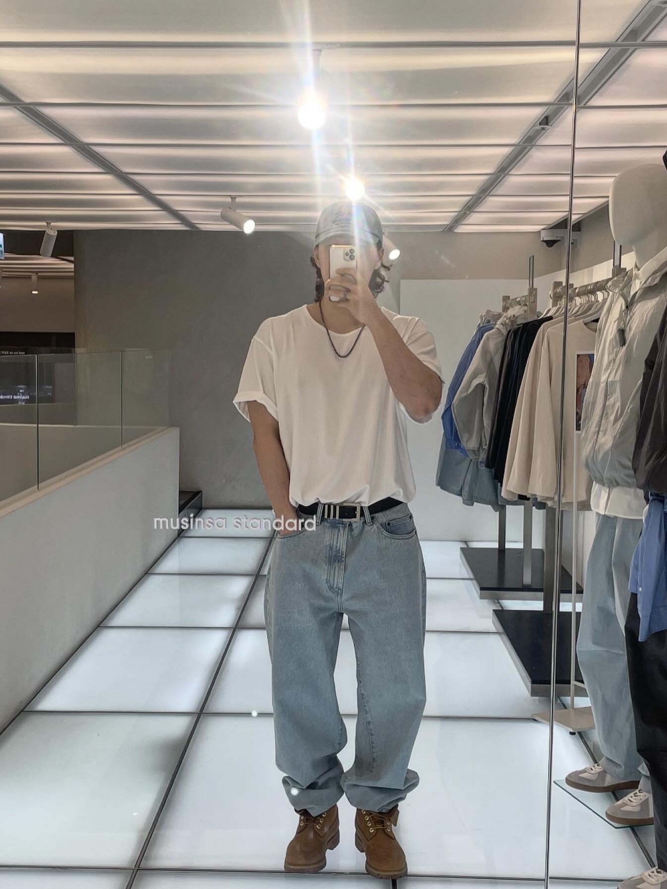 Supreme Baggy Jean Washed Indigo - 24SS, Supreme x Burberry Denim 6-Panel Washed Blue - 22SS 착용 스타일
