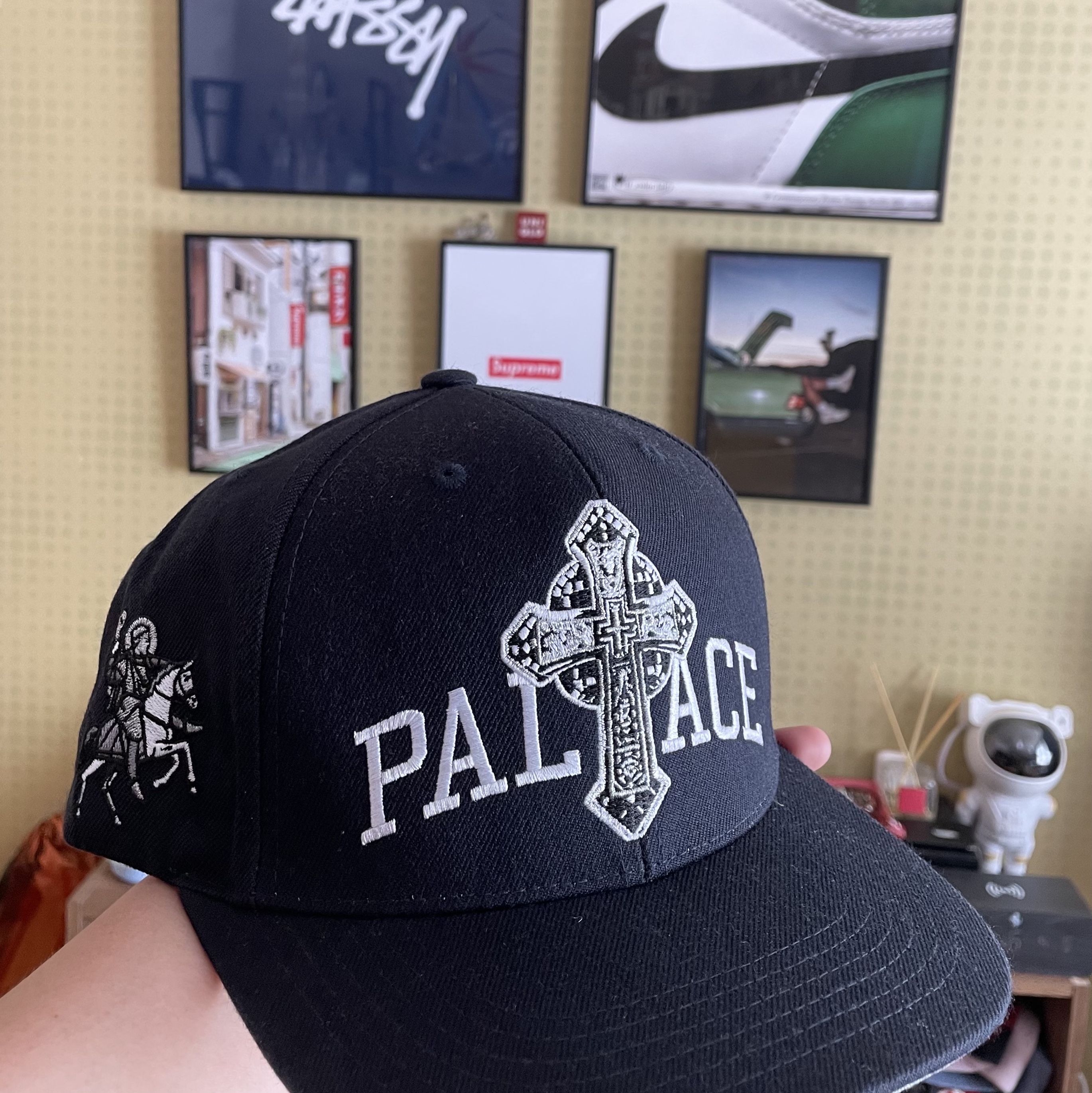 Palace Saves Snapback Navy - 24SS 착용 스타일