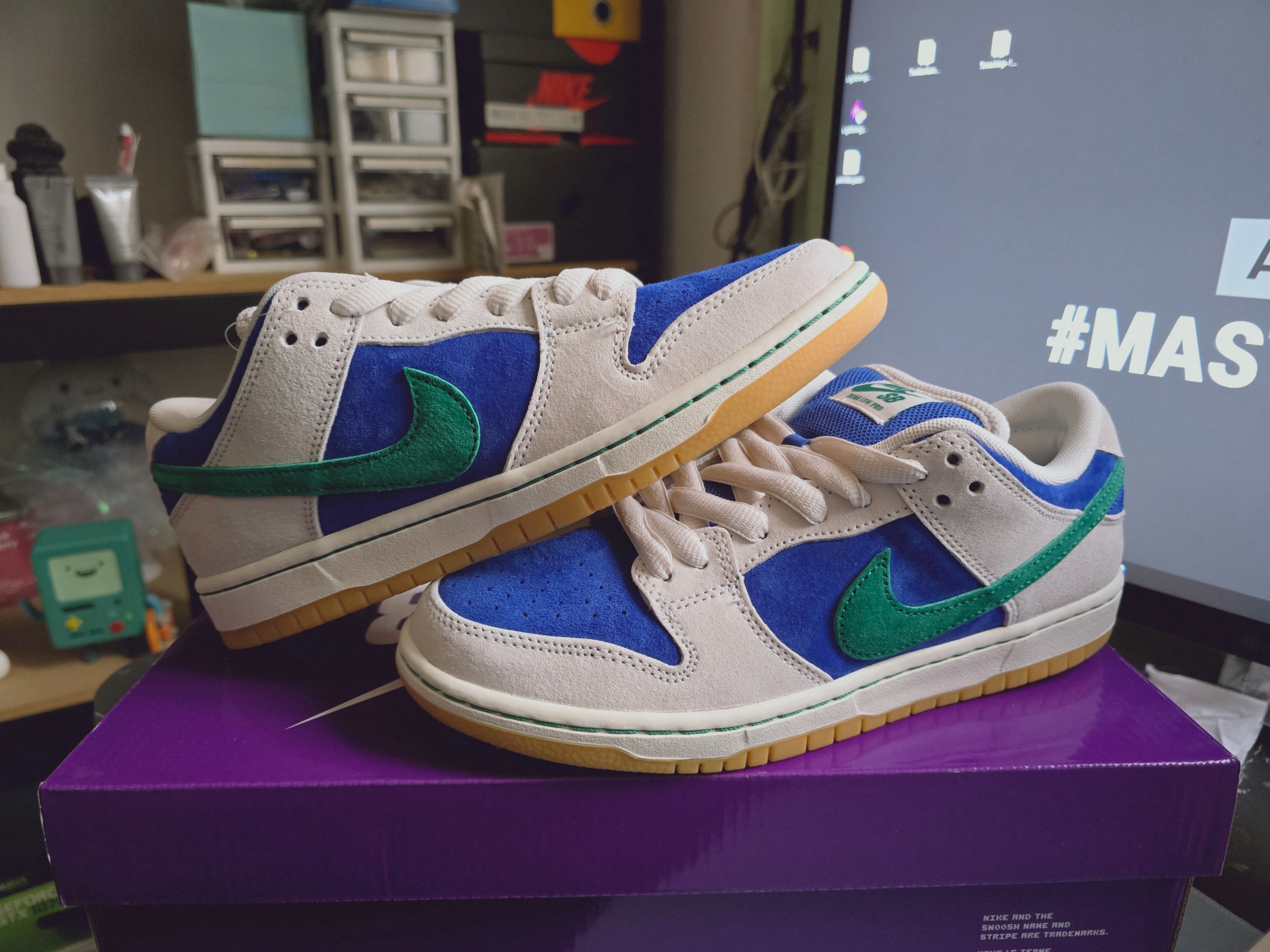 Nike SB Dunk Low Pro Phantom and Hyper Royal 착용 스타일
