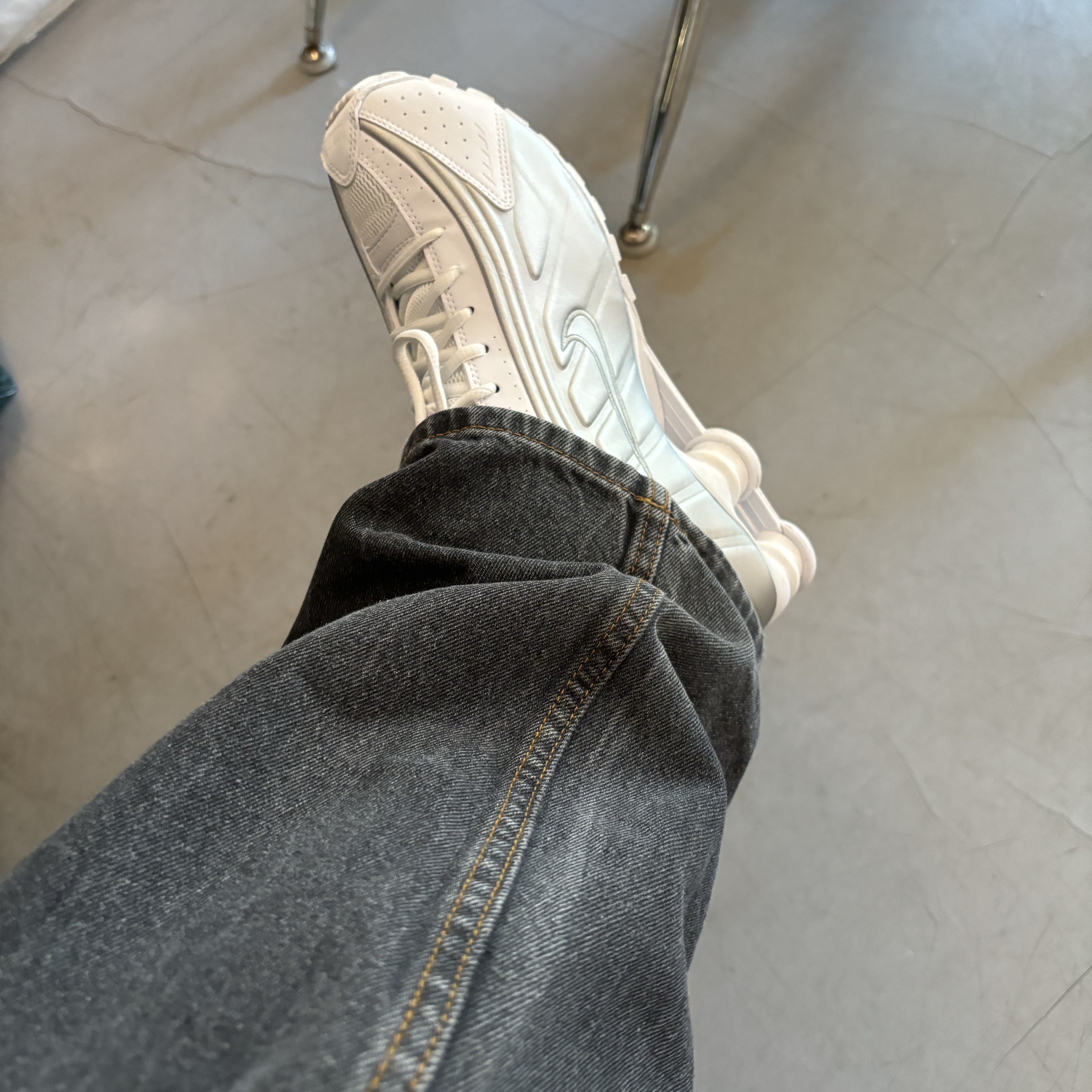 (W) Nike Shox R4 White Metallic Silver 착용 스타일