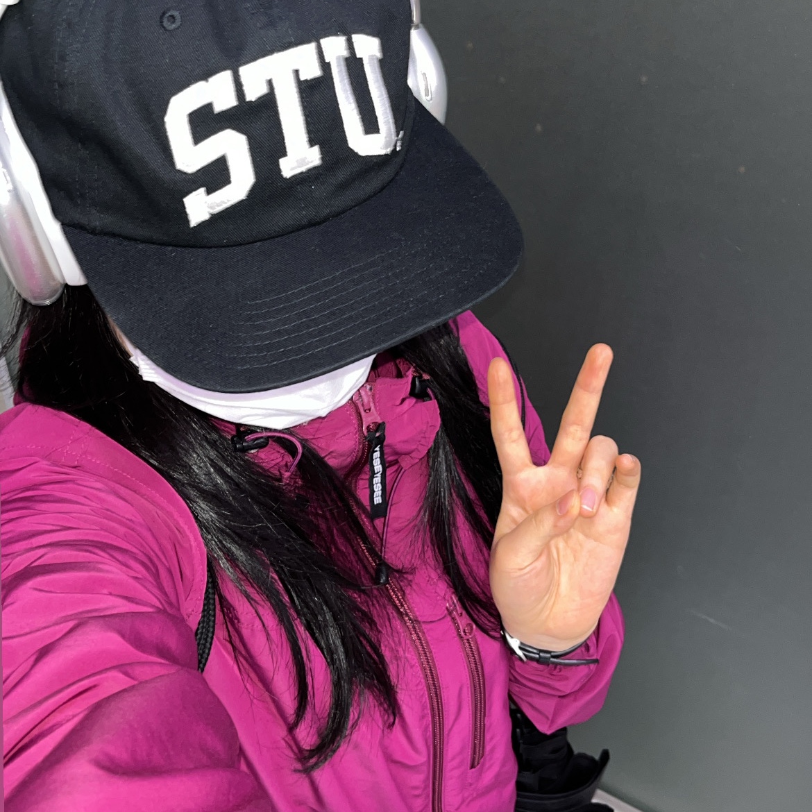 Stussy Stu Arch Strapback Cap Black, Apple AirPods Max Lightning Silver (Korean Ver.) 착용 스타일