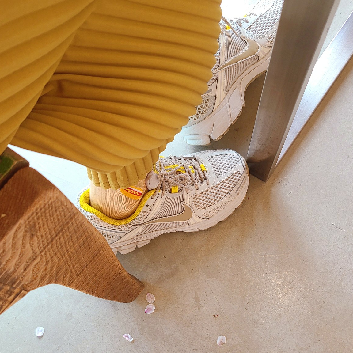 (W) Nike Zoom Vomero 5 Light Bone 착용 스타일 - 3