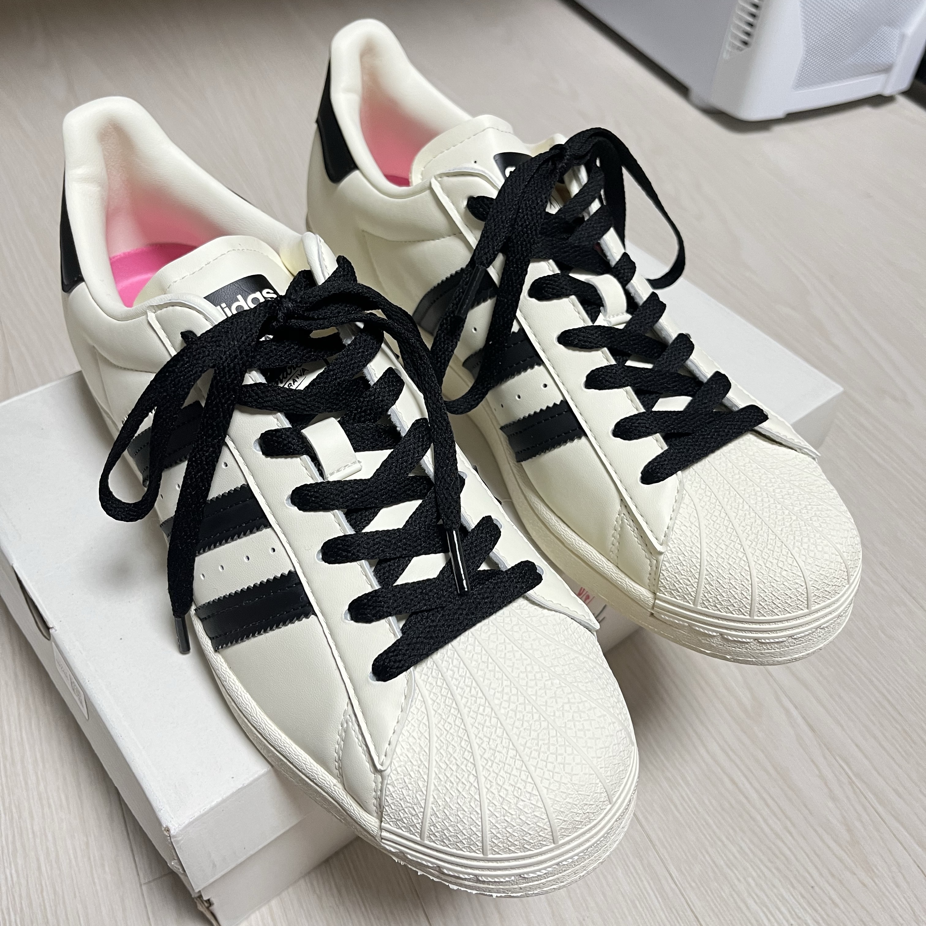 Adidas x Andre Saraiva Superstar Cream White Core Black 착용 스타일