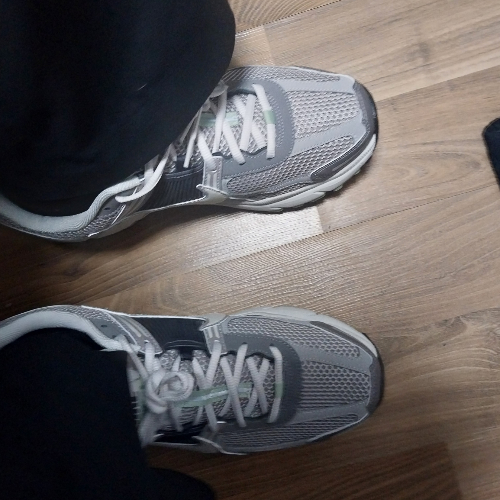 (W) Nike Zoom Vomero 5 Cobblestone and Flat Pewter 착용 스타일