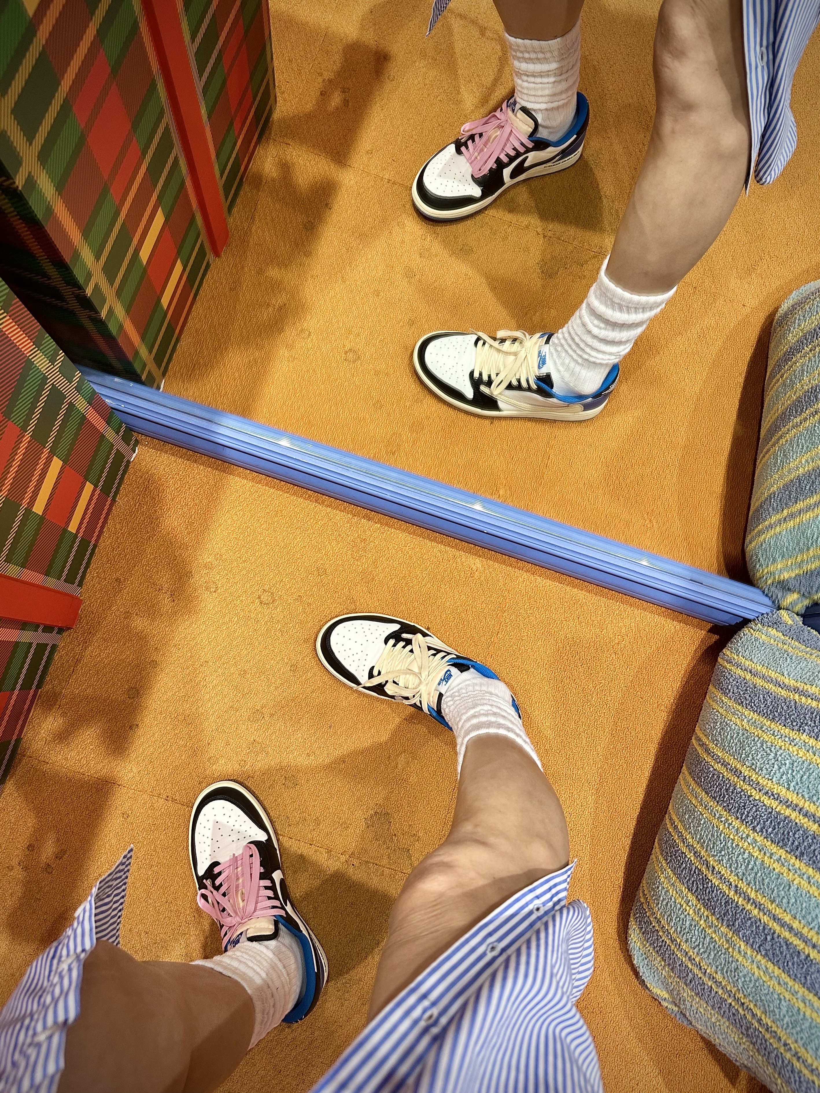 Jordan 1 x Travis Scott x Fragment Retro Low OG SP Military Blue 착용 스타일 - 4