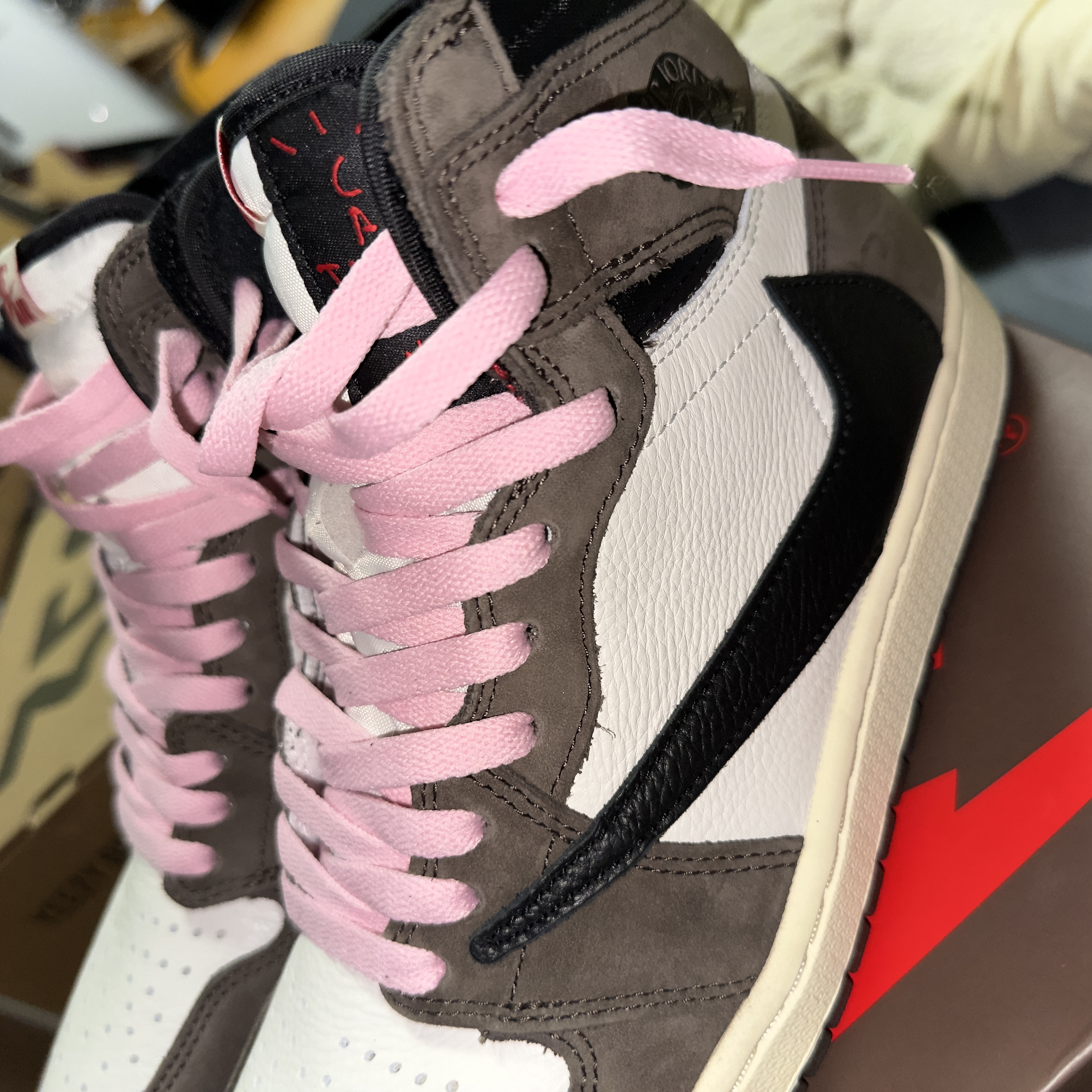 Jordan 1 x Travis Scott Retro High OG SP Mocha 착용 스타일 - 1