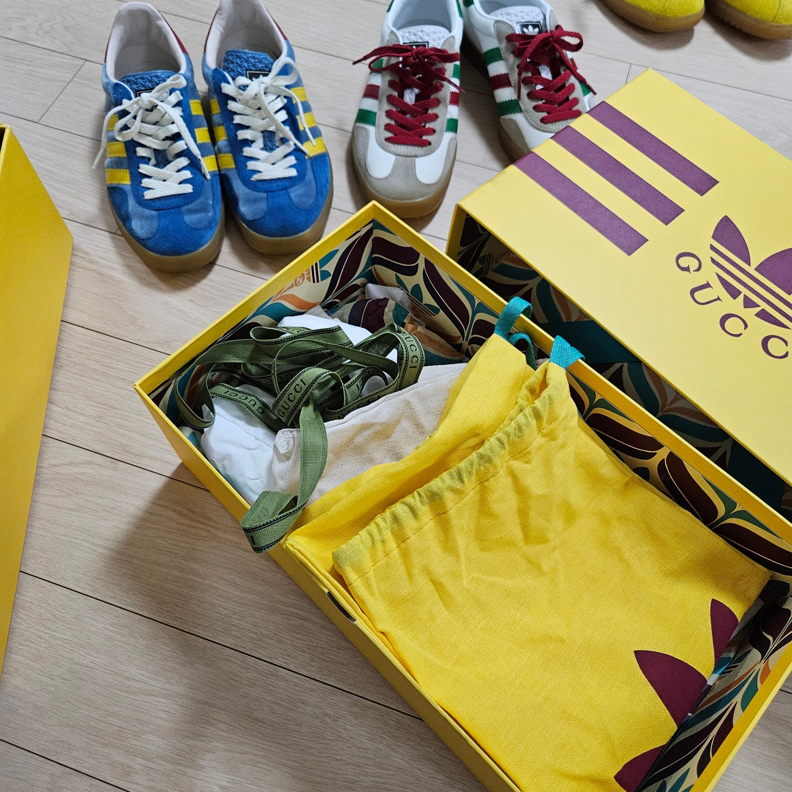 Gucci x Adidas Gazelle Sneakers White Leather Oatmeal Suede 착용 스타일