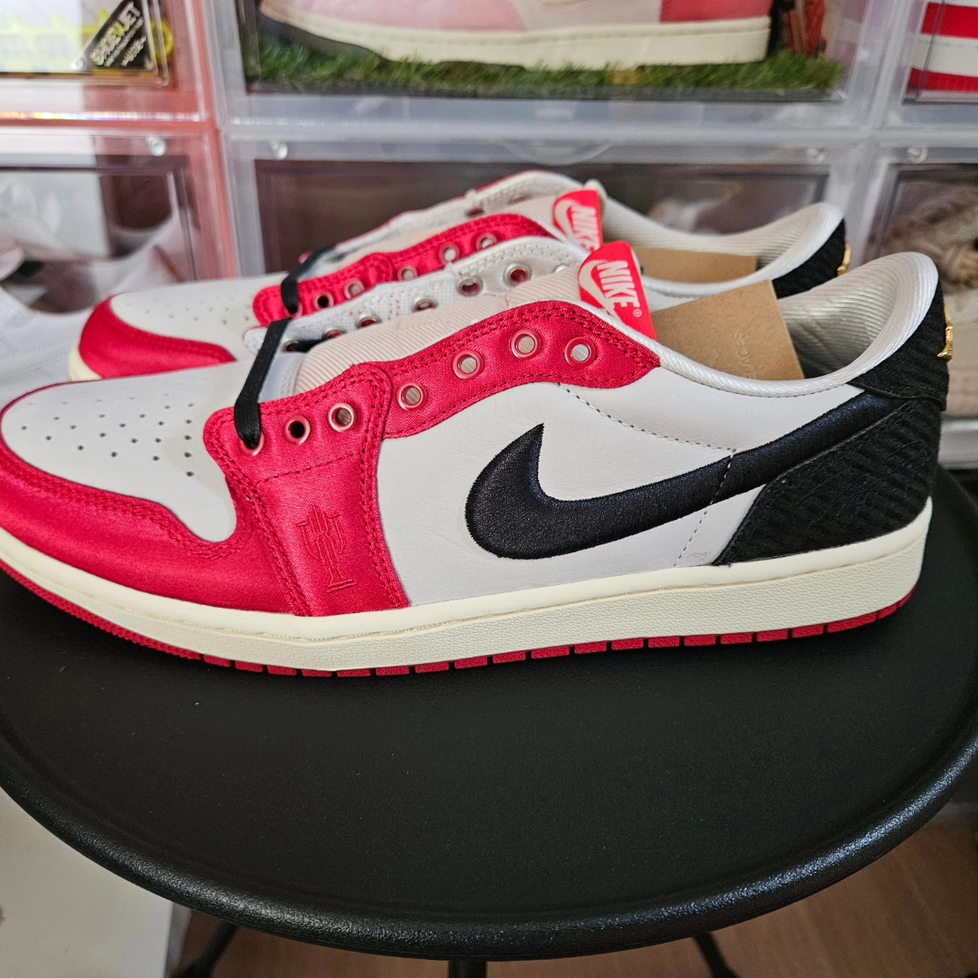 Jordan 1 x Trophy Room Retro Low OG SP Sail Varsity Red 착용 스타일 - 1