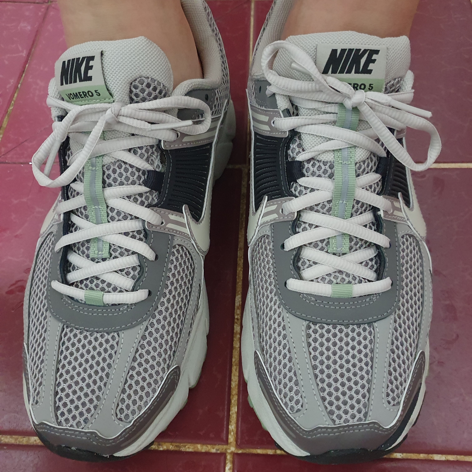 (W) Nike Zoom Vomero 5 Cobblestone and Flat Pewter 착용 스타일