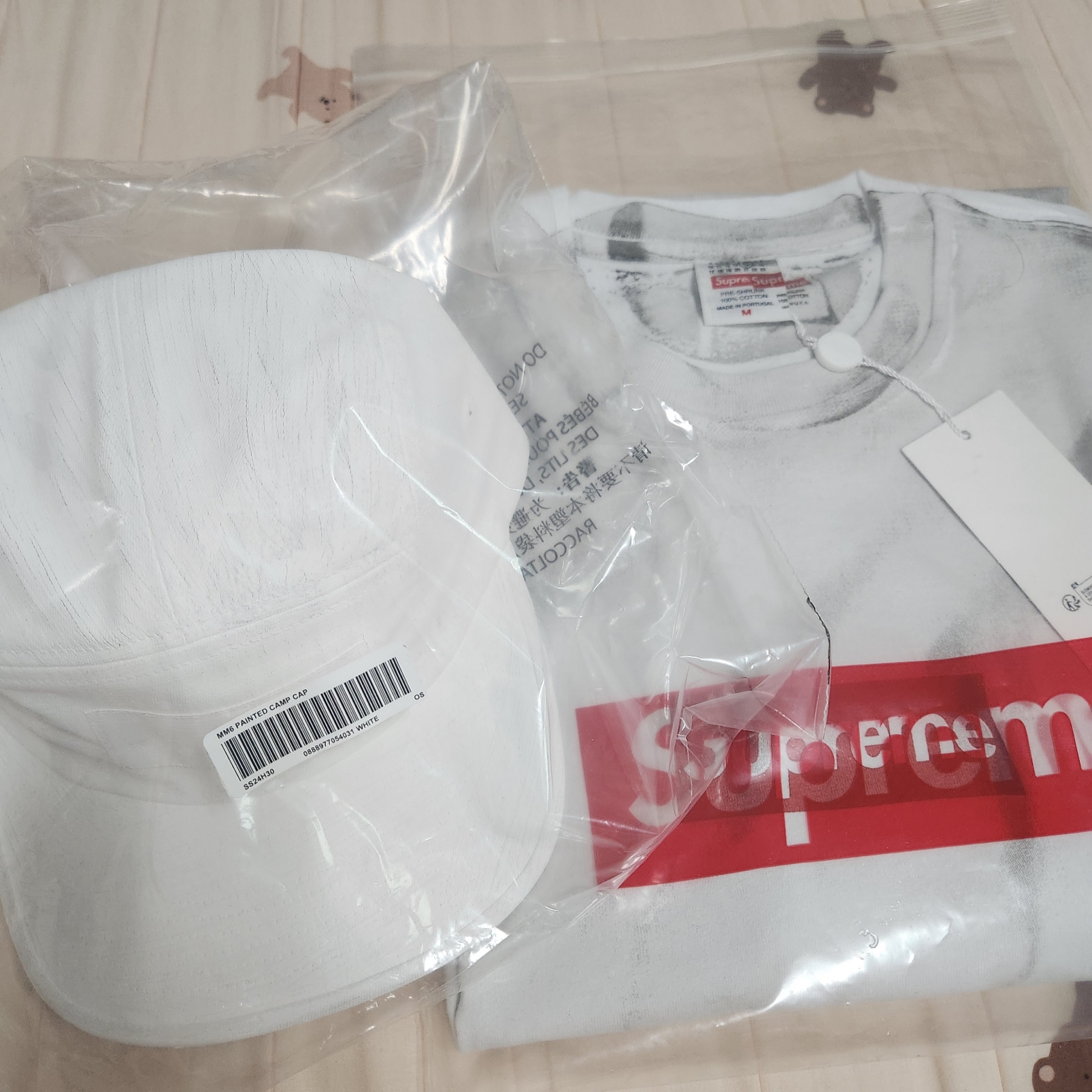 Supreme x MM6 Maison Margiela Box Logo T-Shirt White - 24SS, Supreme x MM6 Maison Margiela Painted Camp Cap White - 24SS 착용 스타일 - 2