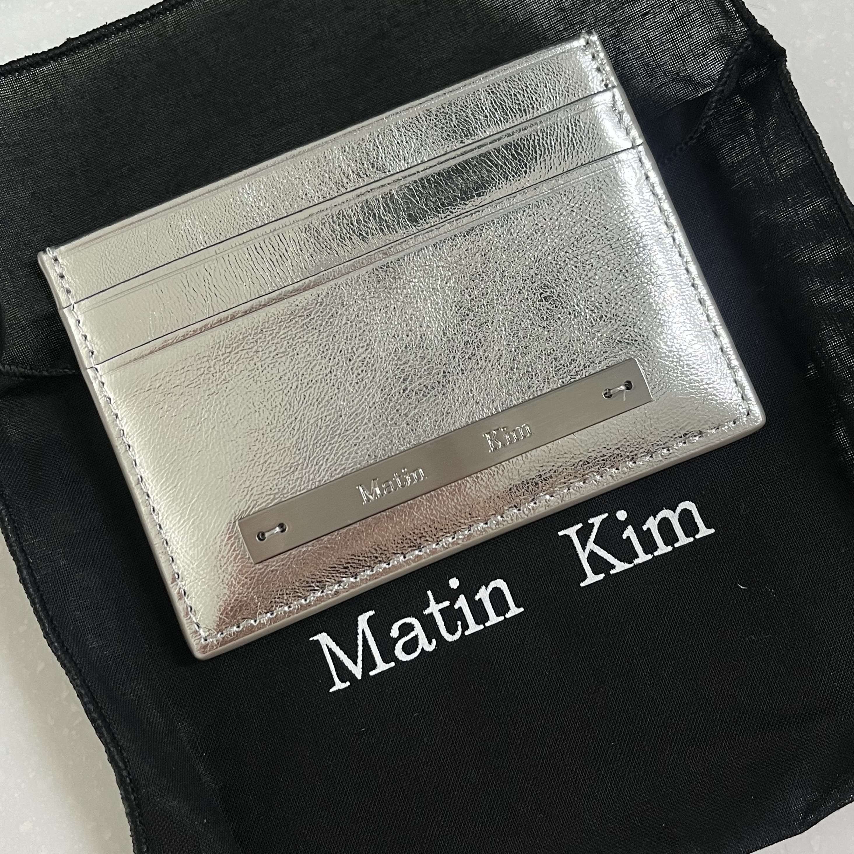 Matin Kim Vintage Card Wallet Silver 착용 스타일