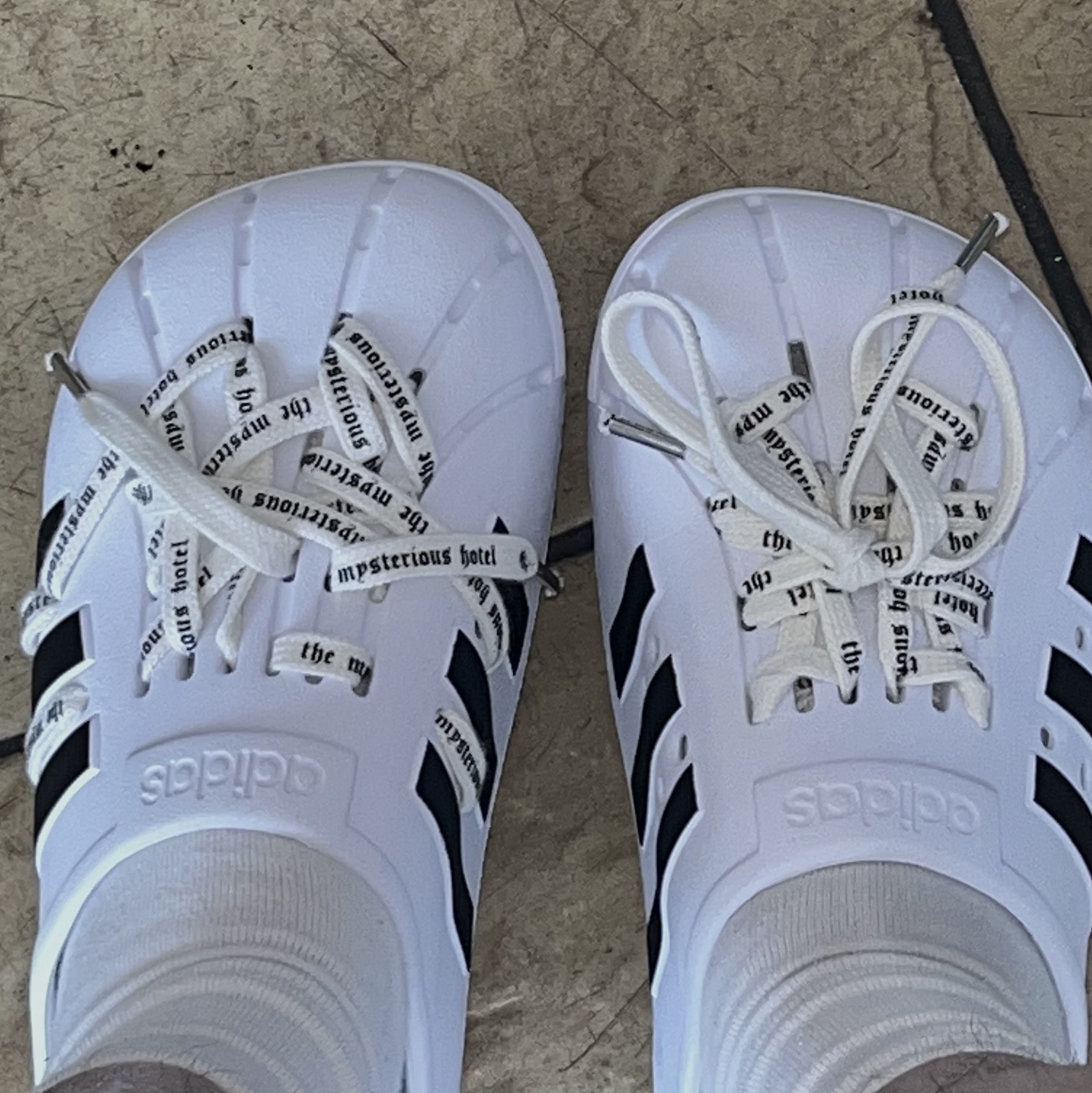 Supreme Field Side Bag Olive Gonz - 23SS, Adidas Adilette Clog White Black 착용 스타일 - 4