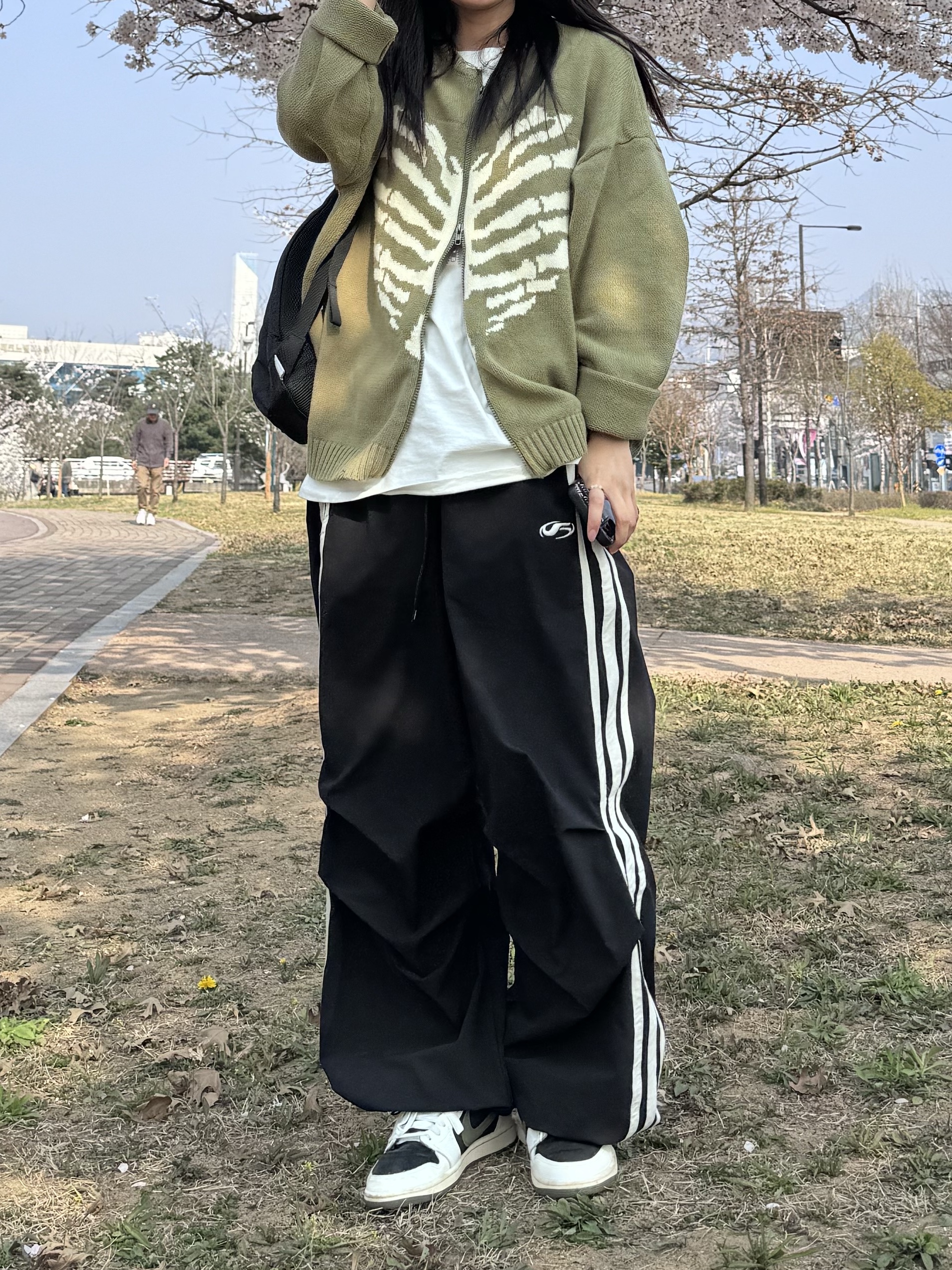 Supreme Sling Bag Black - 22SS, (W) Jordan 1 x Travis Scott Retro Low OG SP Medium Olive 착용 스타일 - 2