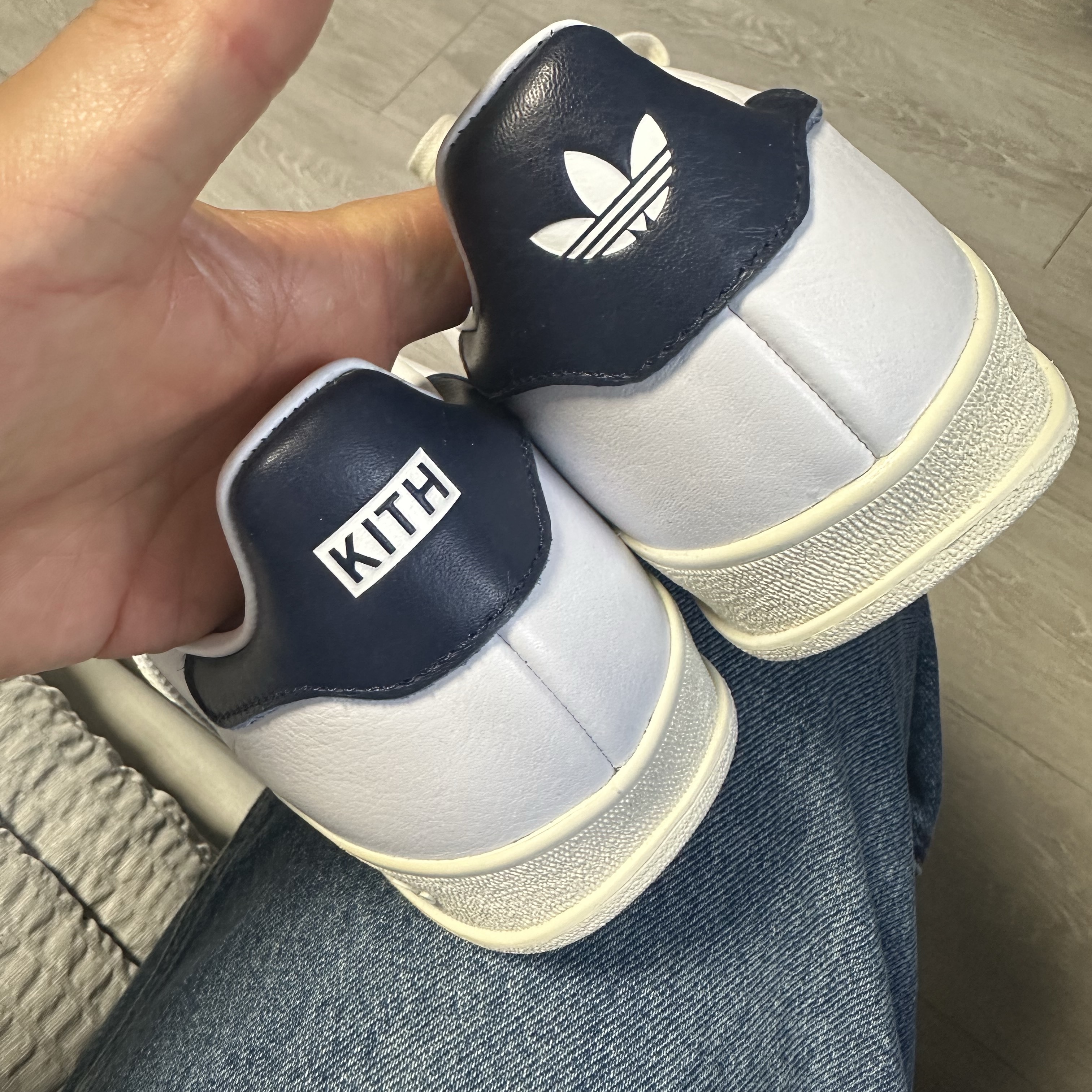 Adidas x Kith Gazelle Indoor White Collegiate Navy 착용 스타일 - 3