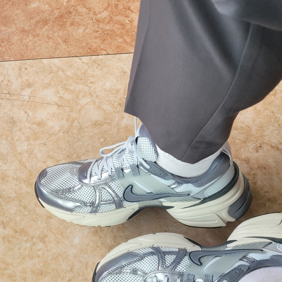 Nike V2K Run Pure Platinum Wolf Grey 착용 스타일