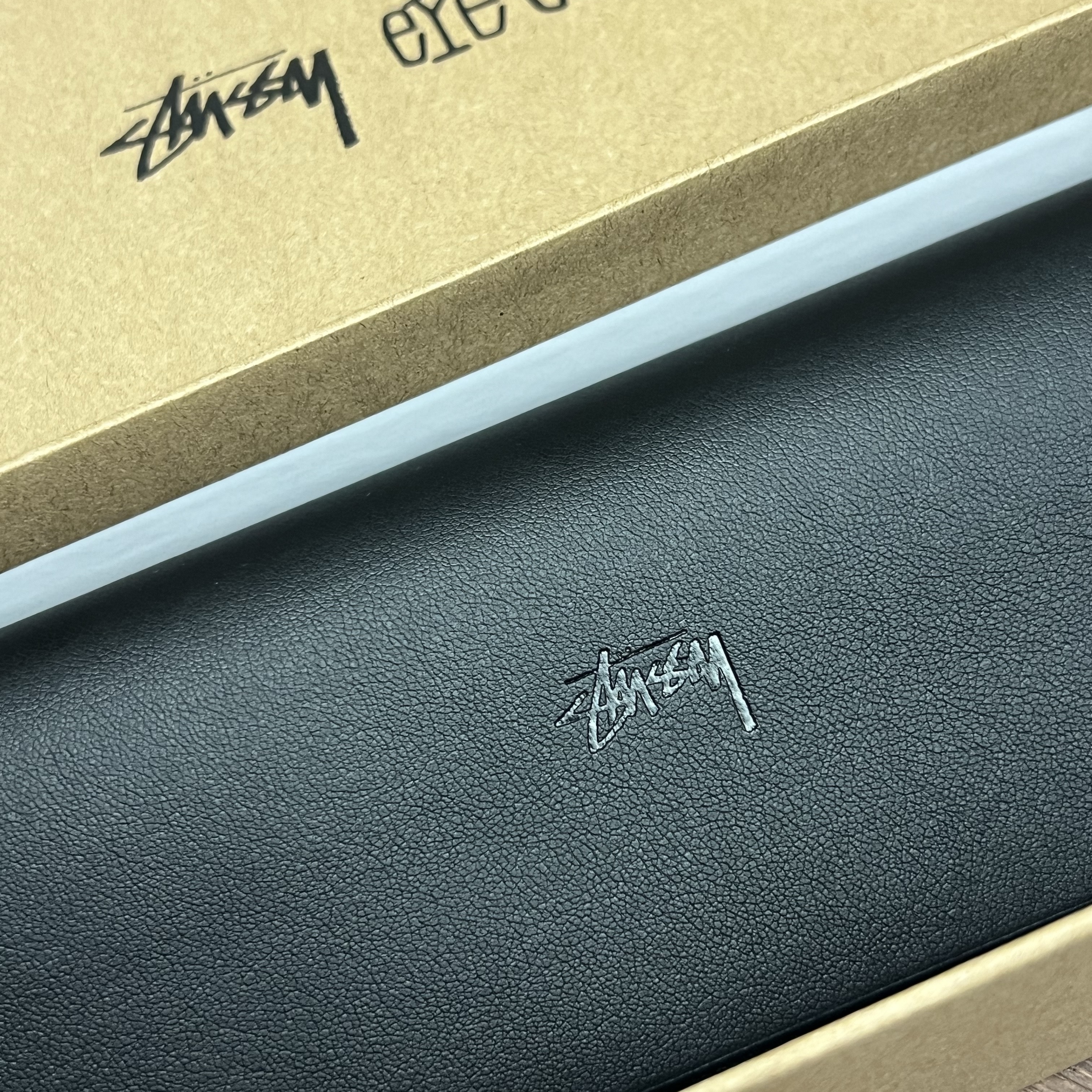 Stussy Ace Sunglasses Black Brown Lens 착용 스타일 - 1