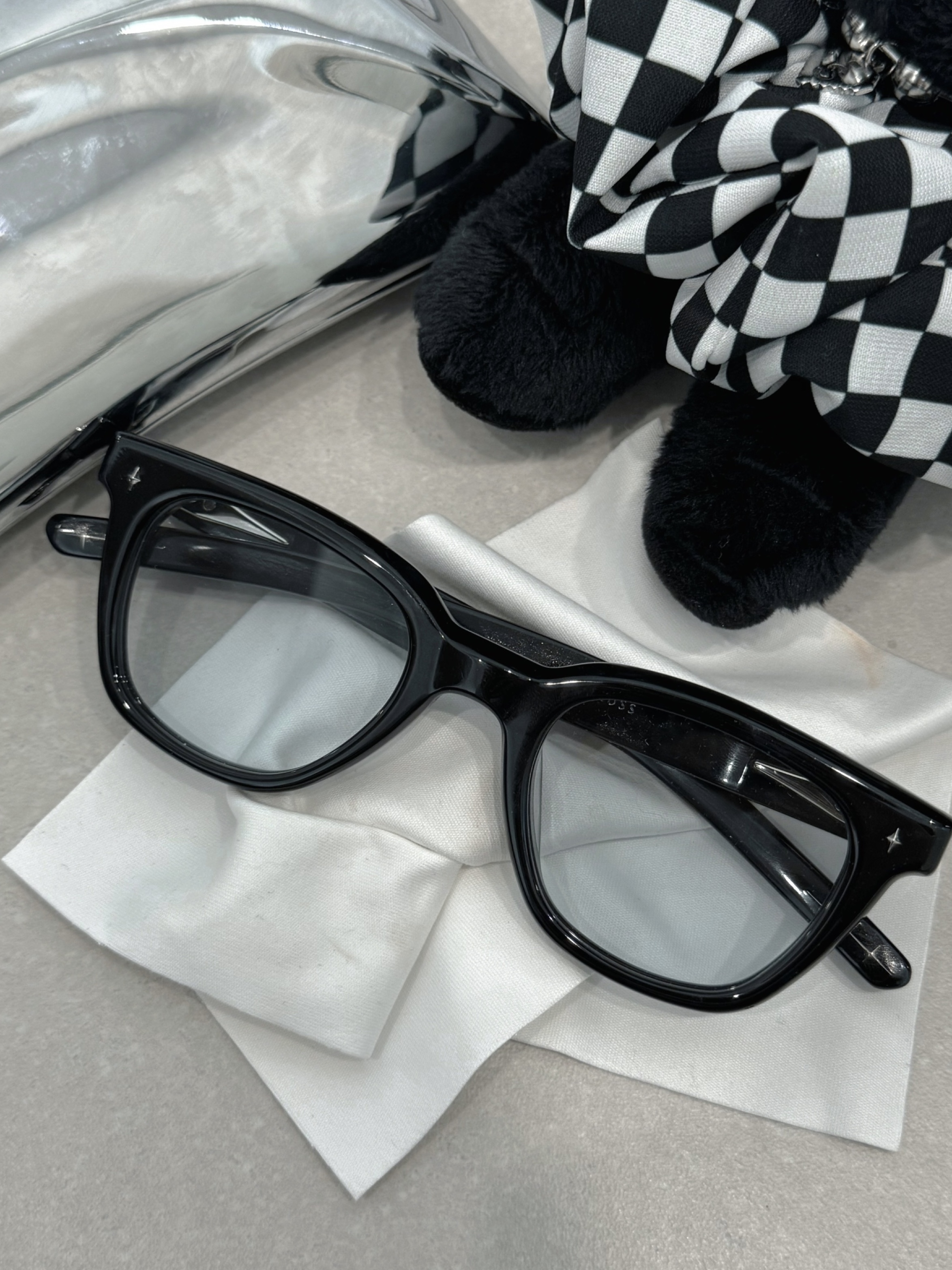 Gentle Monster Gauss 01 Black 착용 스타일 - 5