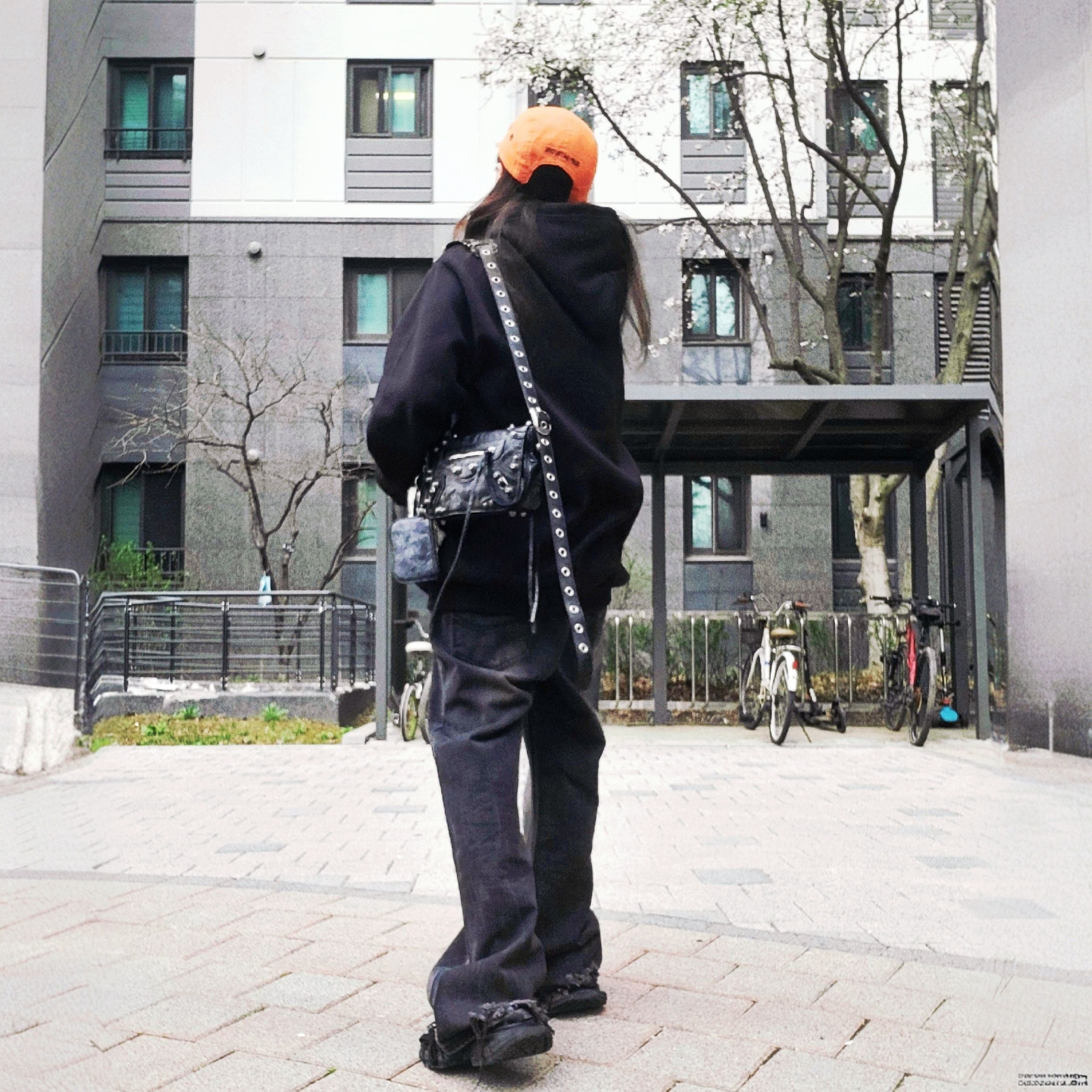 Supreme Military Camp Cap Orange - 24SS, Balenciaga Arena Lambskin Aged Silver Hardware Le Cagole XS Flap Bag Black 착용 스타일 - 1