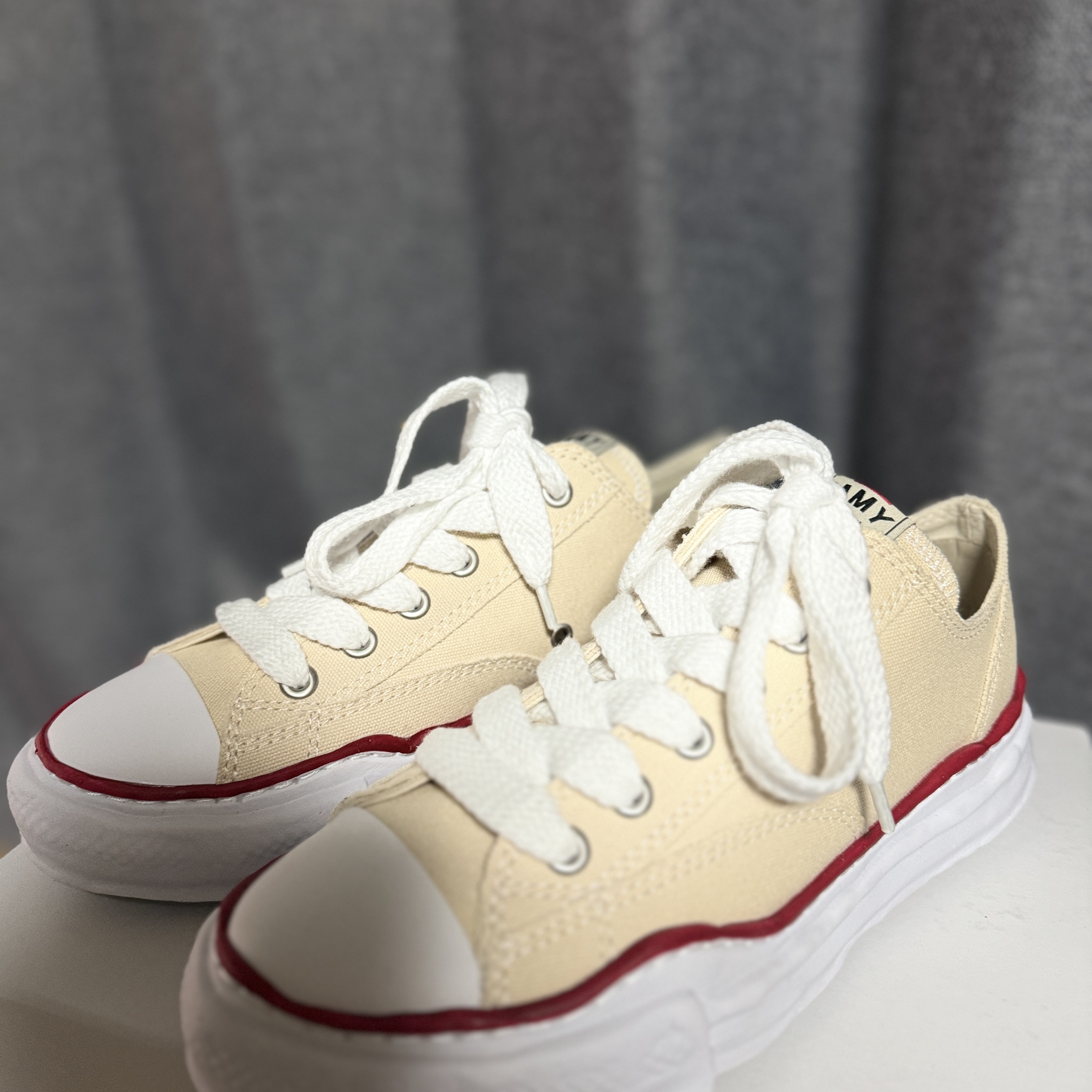 Maison Mihara Yasuhiro Peterson OG Sole Canvas Low-top Sneakers Natural 착용 스타일