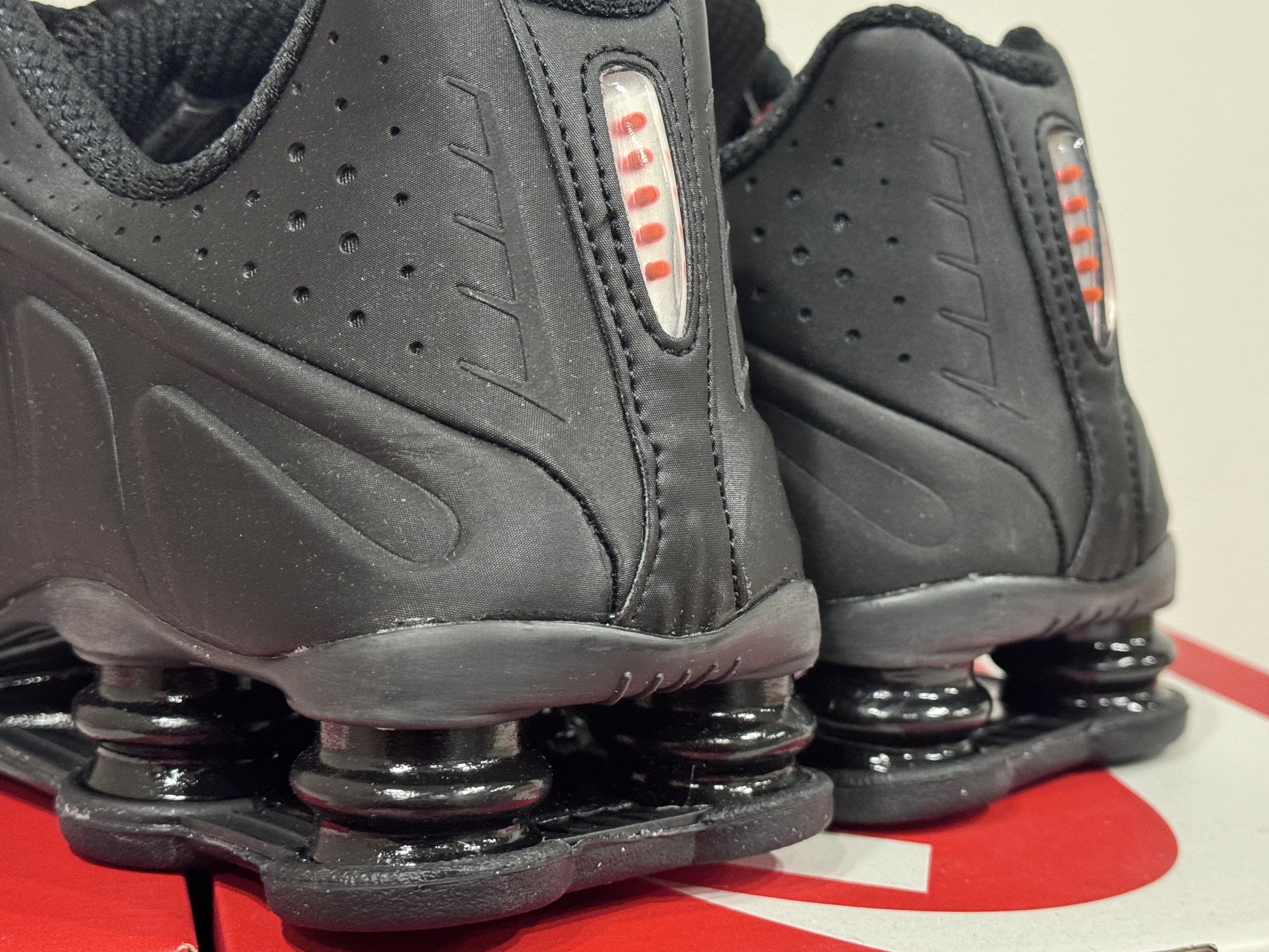 (W) Nike Shox R4 Black 착용 스타일 - 4