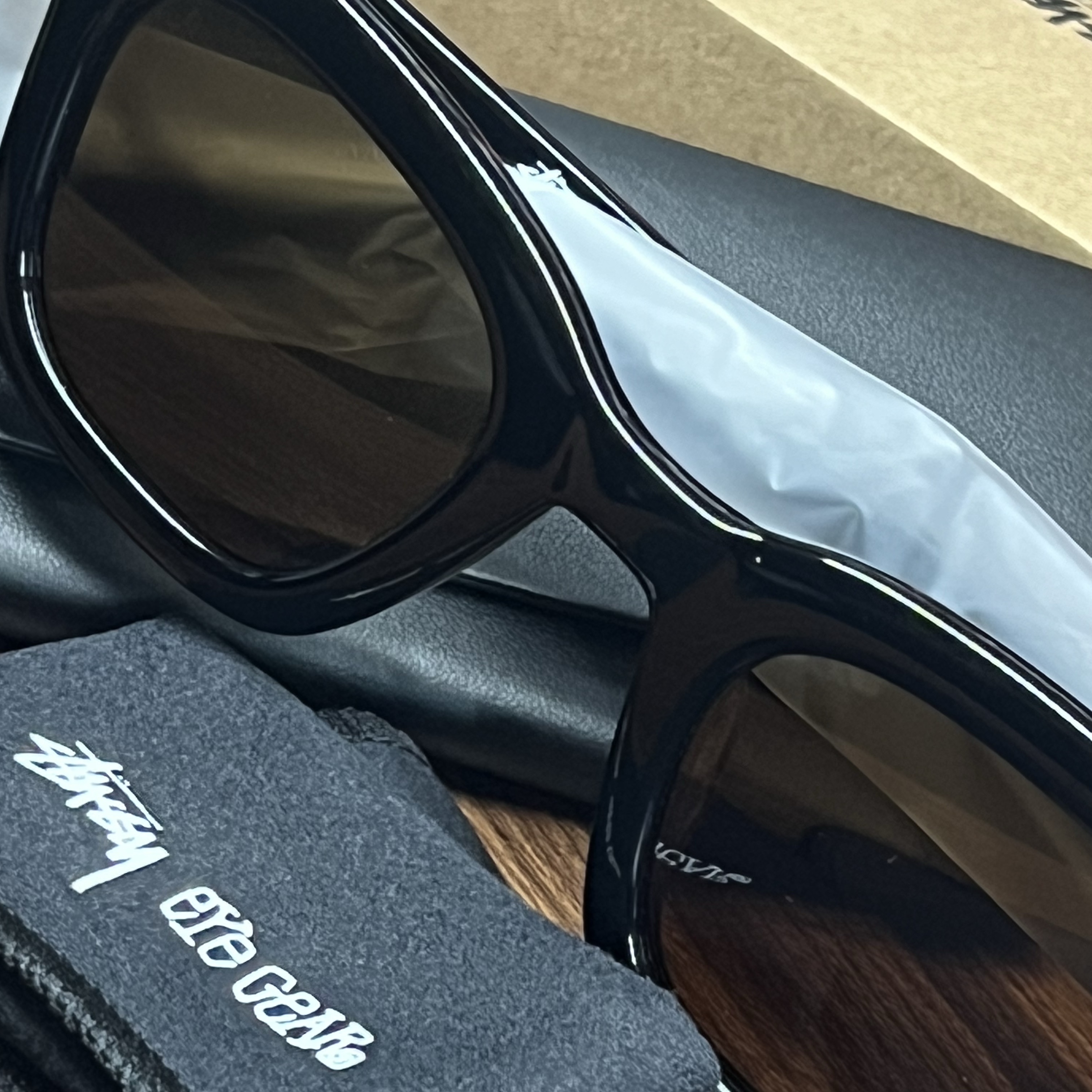 Stussy Ace Sunglasses Black Brown Lens 착용 스타일 - 2