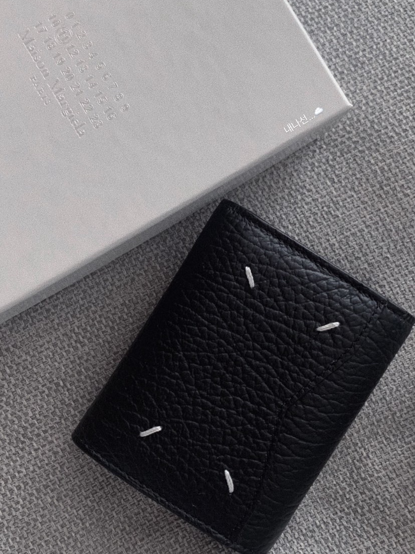 Maison Margiela Envelope Bovine Leather Wallet Black 착용 스타일