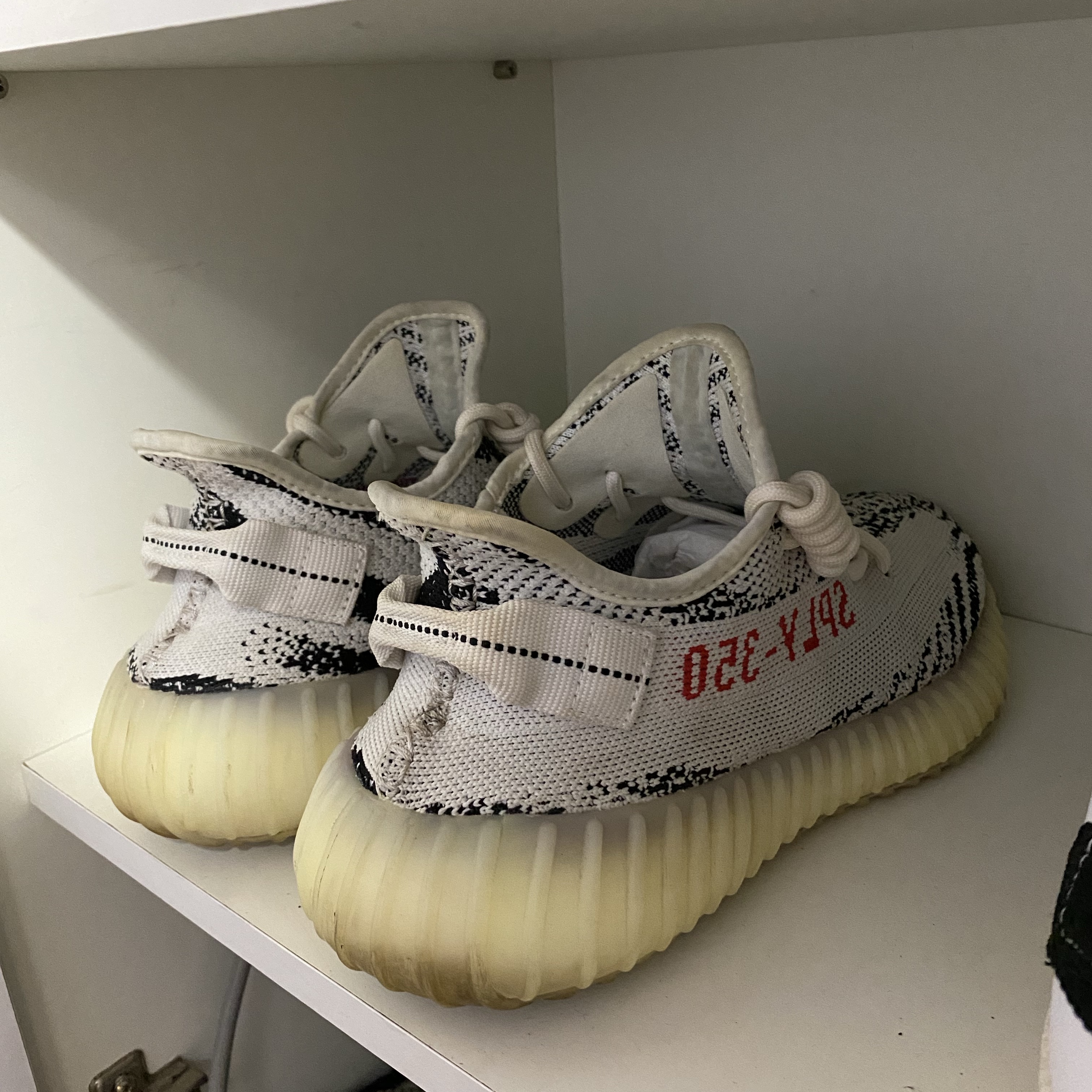 Adidas Yeezy Boost 350 V2 Zebra 2017/2019/2020 착용 스타일