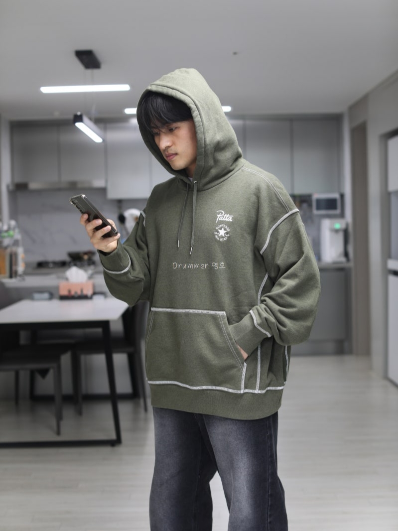 Converse x Patta Rain Or Shine Hooded Sweater Utility Green Heather 착용 스타일 - 2
