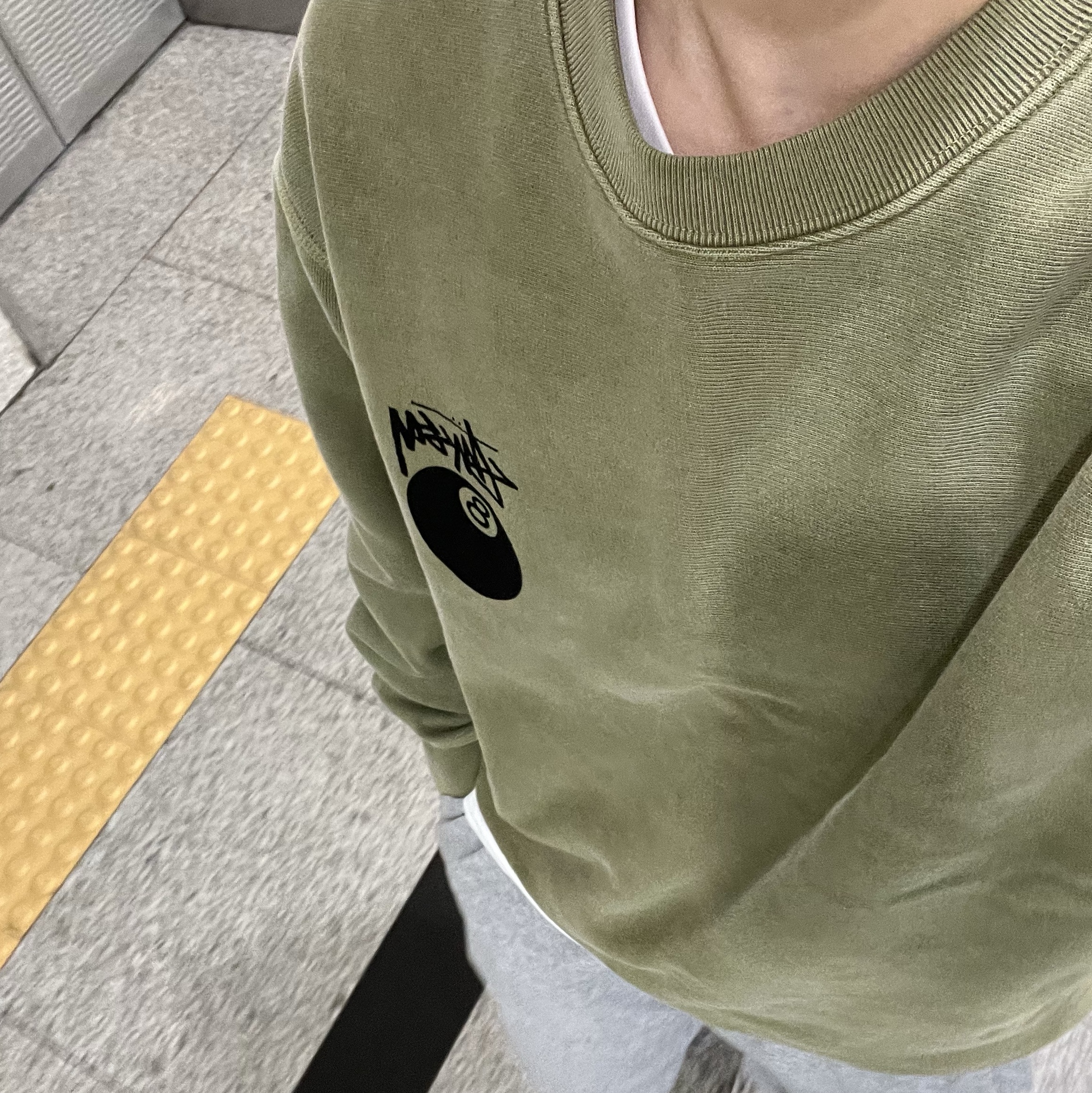 Stussy 8 Ball Crew Pigment Dyed Olive 착용 스타일